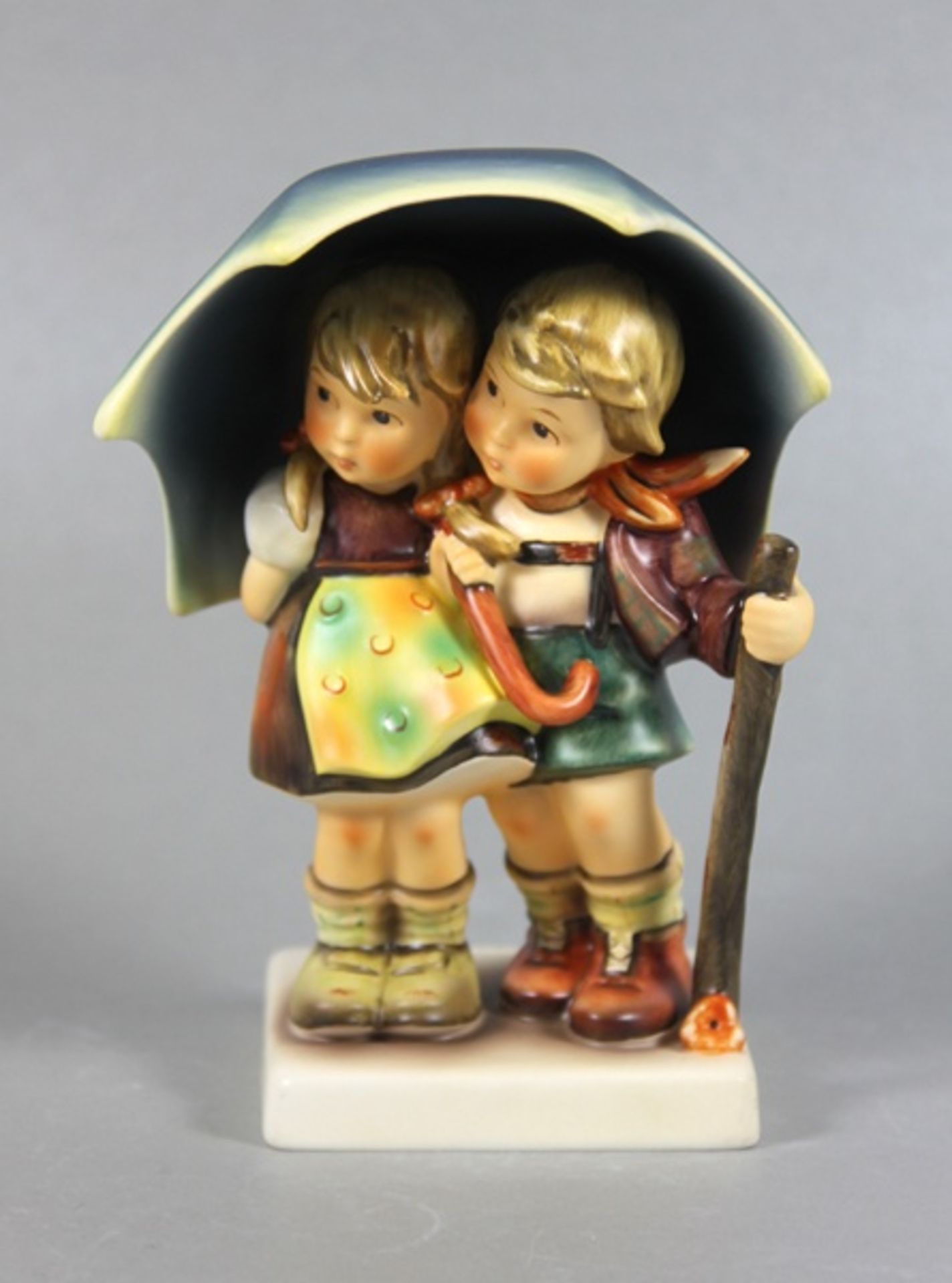 Hummel KinderfigurGoebel, Hummel, Unter einem Dach, mittelgroße Figur, 2 Kinder unter Schirm, farbig