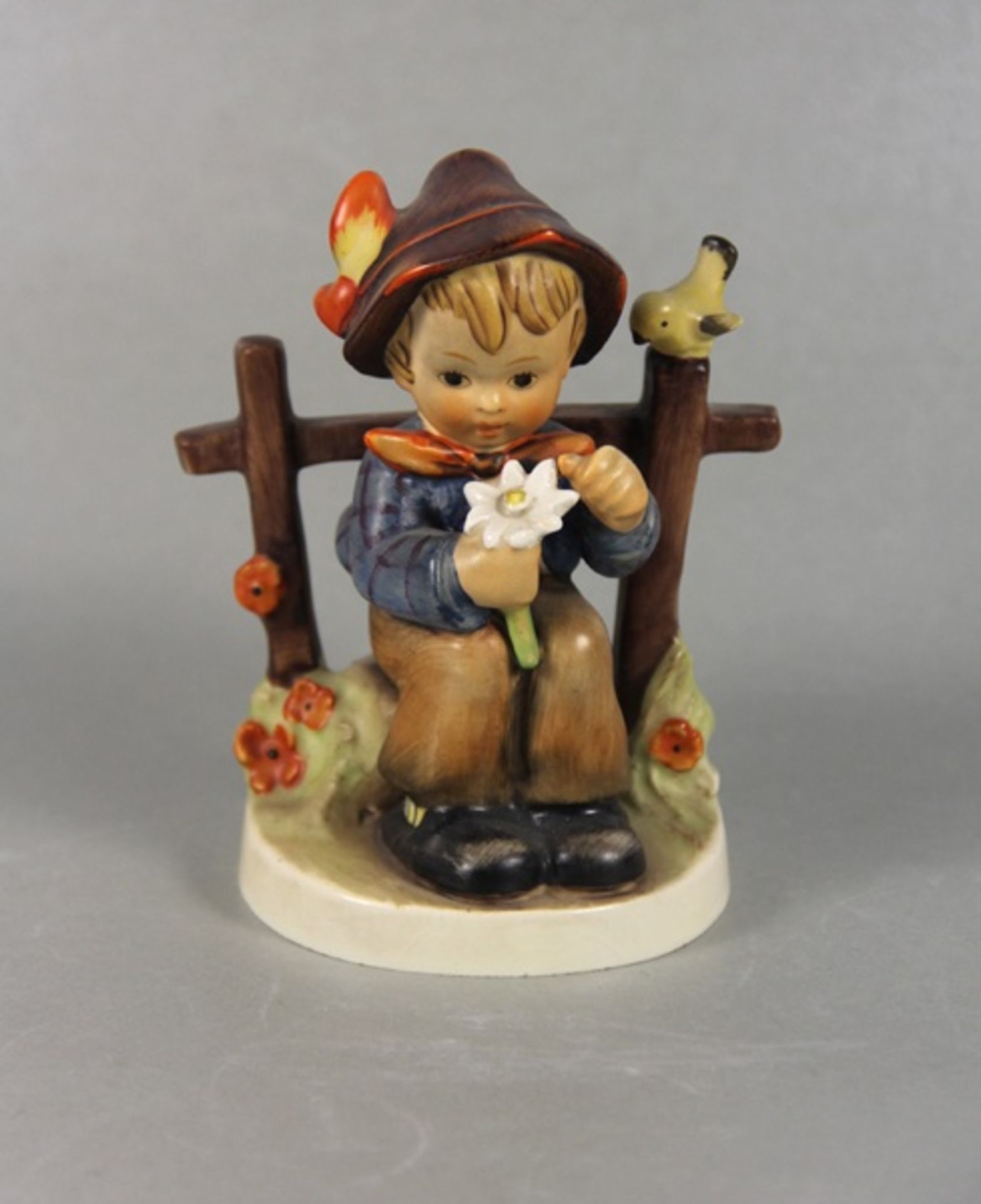 Hummel Bubenfigur1960er Jahre, Goebel, Hummel, Liebt mich ...liebt mich nicht, sitzender Bub am