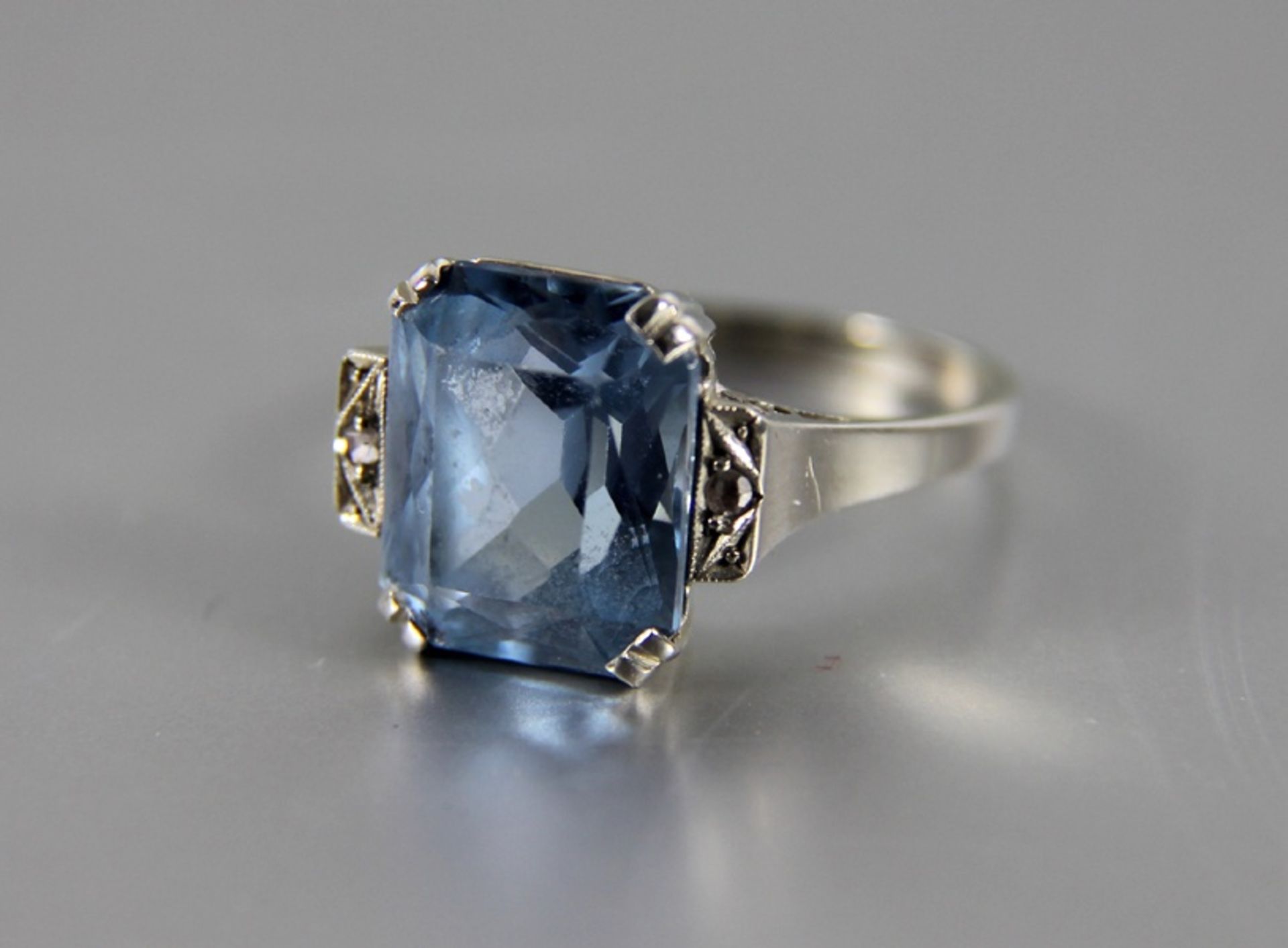 Damenring585er WG, Damenring, mittig rechteckiger blauer Schmuckstein, seitl. 2 kleine Diamanten,