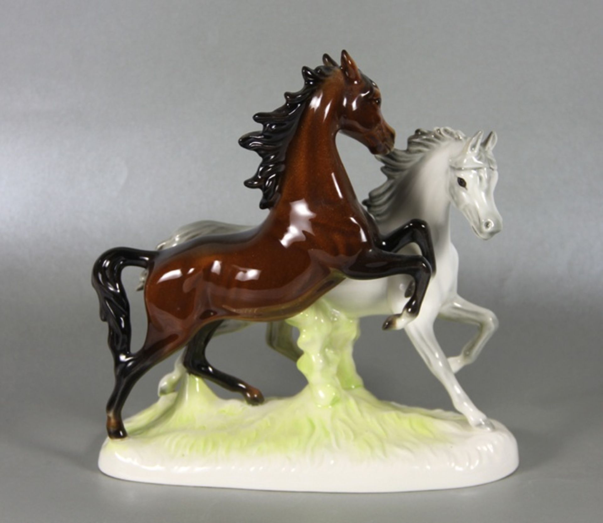 Goebel-Pferdefigur20. Jhd., Goebel, weißer Scherben, Figur 2 Pferde, farbig staffiert, L. 26, H. 24