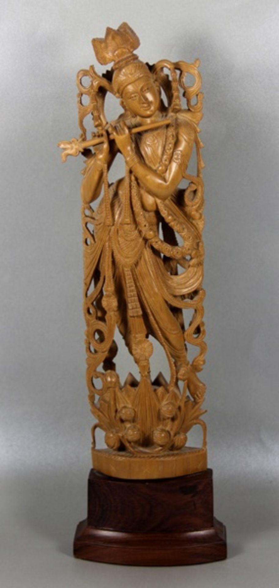 Krishna-SkulpturKrishna, durchbrochen u. detailreich geschnitzte Holzskulptur des Gottes mit der