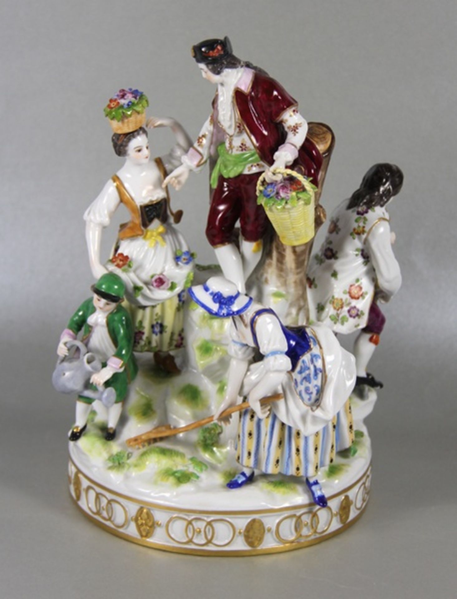 Porzallen-Figurengruppewohl Volkstedt, Porzellan, farbig staffiert, Figur mit 6 Personen in bunten