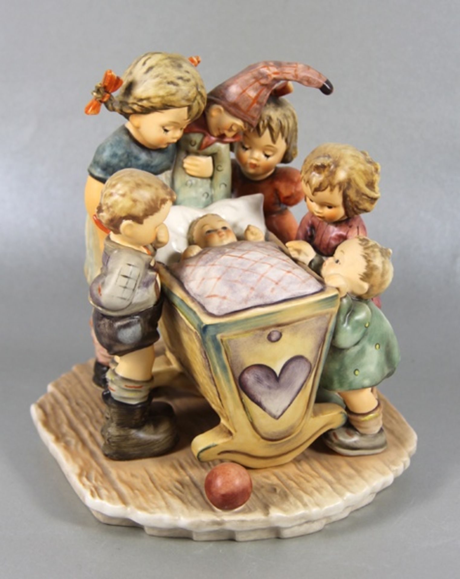 große Hummel-KinderfigurGoebel, Hummel, Century Collection, Das Nesthäkchen, große Figurengruppe aus