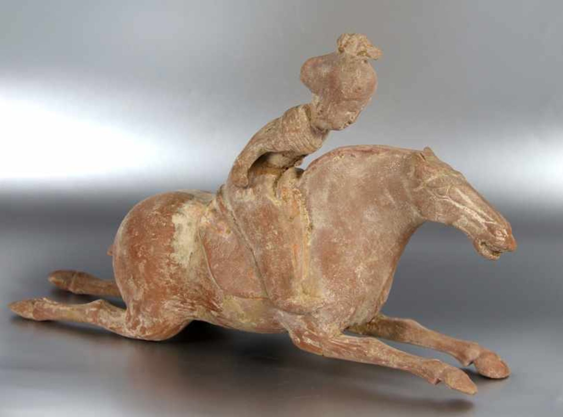chines. Terracotta-ReiterinChina, Terracotta, Figur einer Reiterin oder Polospielerin zu Pferde,