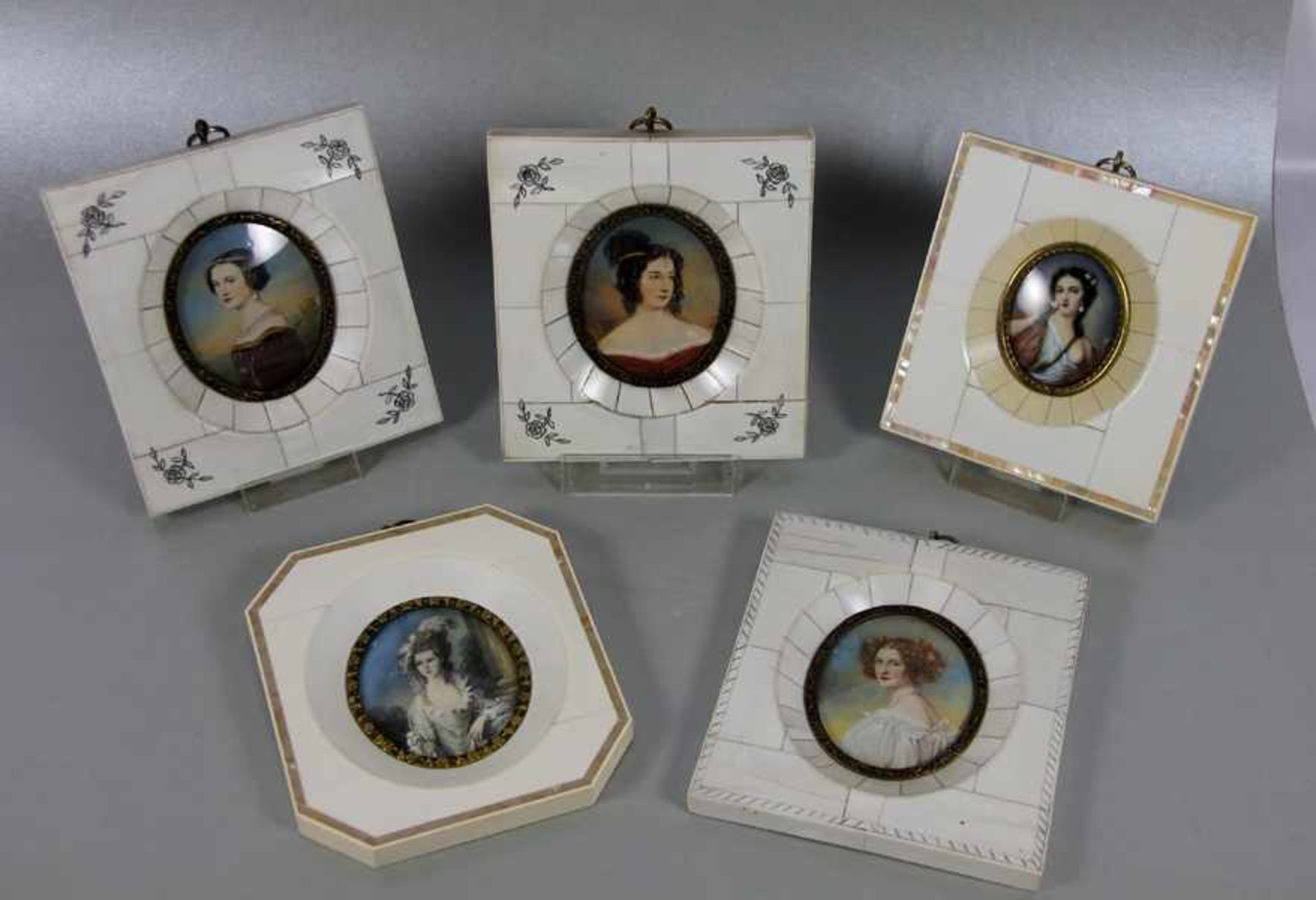 Konvolut Miniaturen in Zierrähmchen5 Miniaturen, Bildnisse adeliger Damen, in Elfenbein-Rähmchen z.