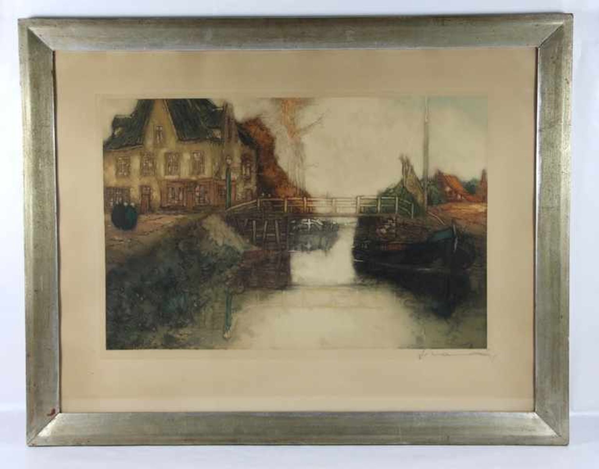 Unbekannter KünstlerFarblithographie, Boot an einer Brücke auf einem Kanal, links ein Gebäude, unten
