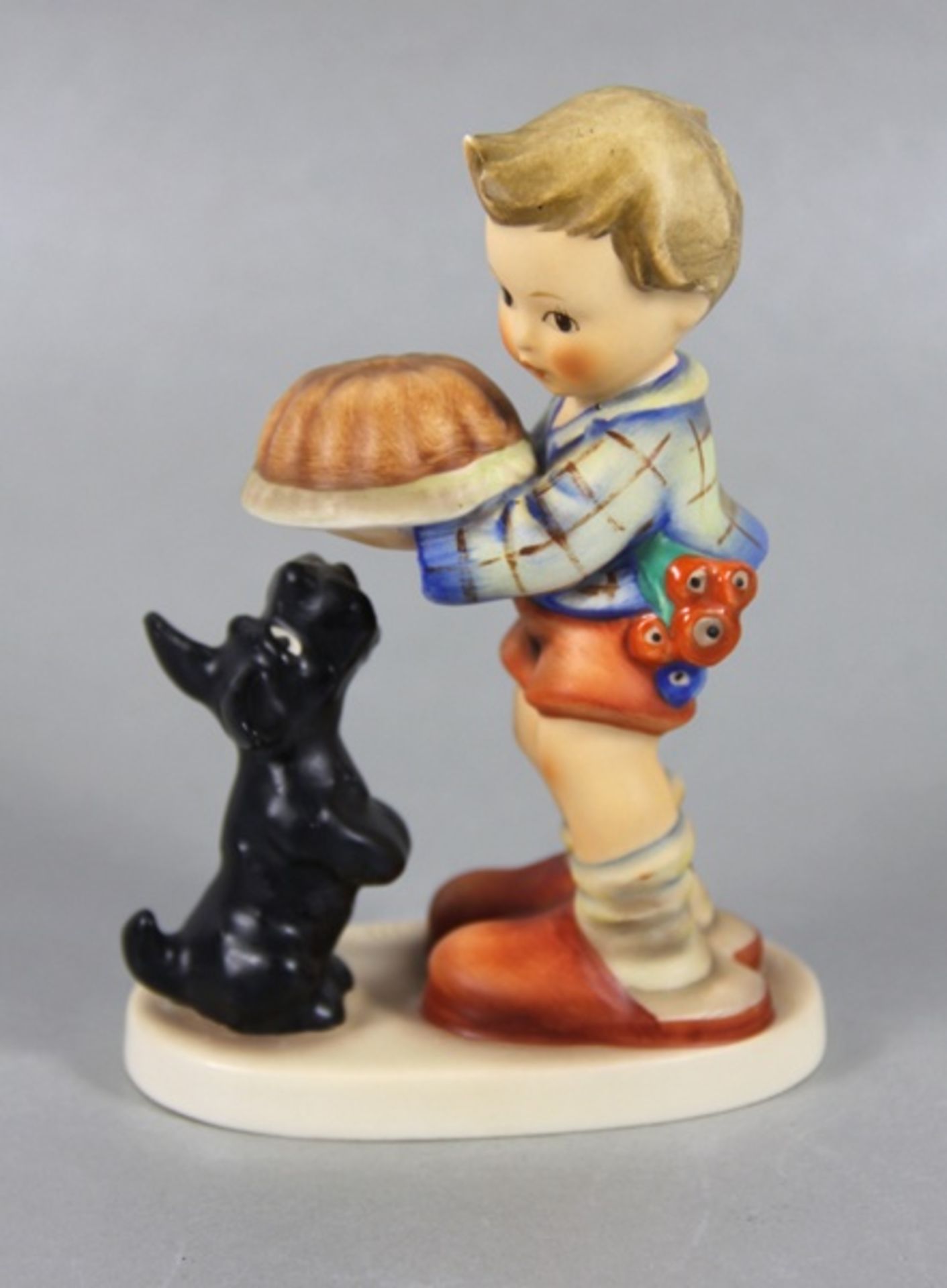 Hummel BubenfigurGoebel, Hummel, Bubenfigur mit Hund u. Kuchen, farbig staffiert, mehrfach