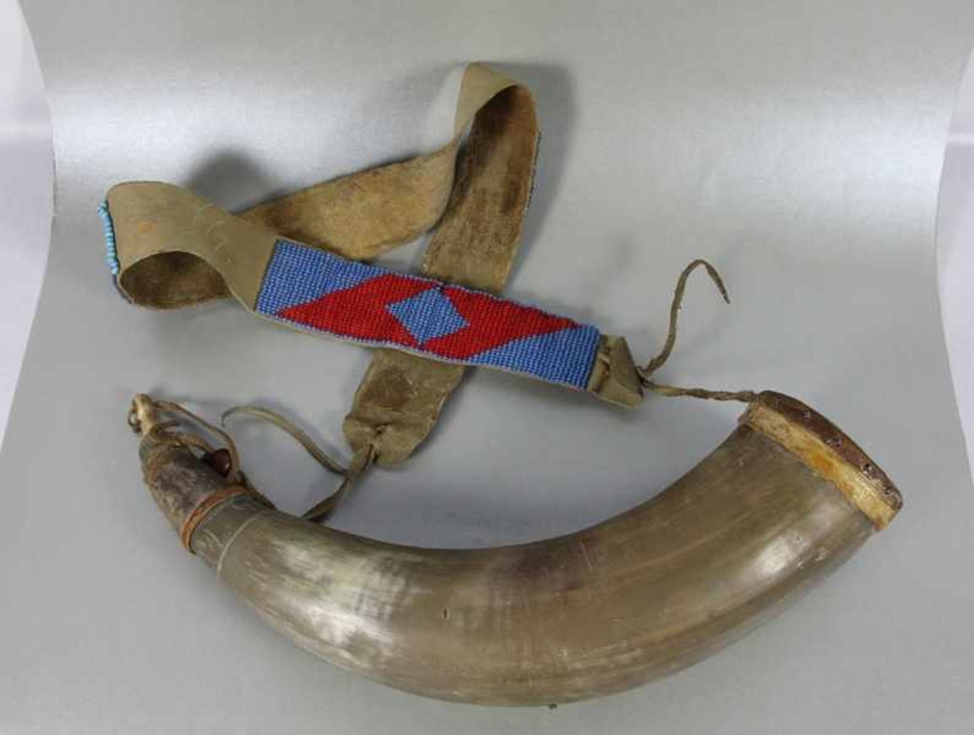 Navajo-Pulverhornwohl ca. 80 Jahre alt, Navajo, Horn als Pulvergefäß, Lederriehmen mit