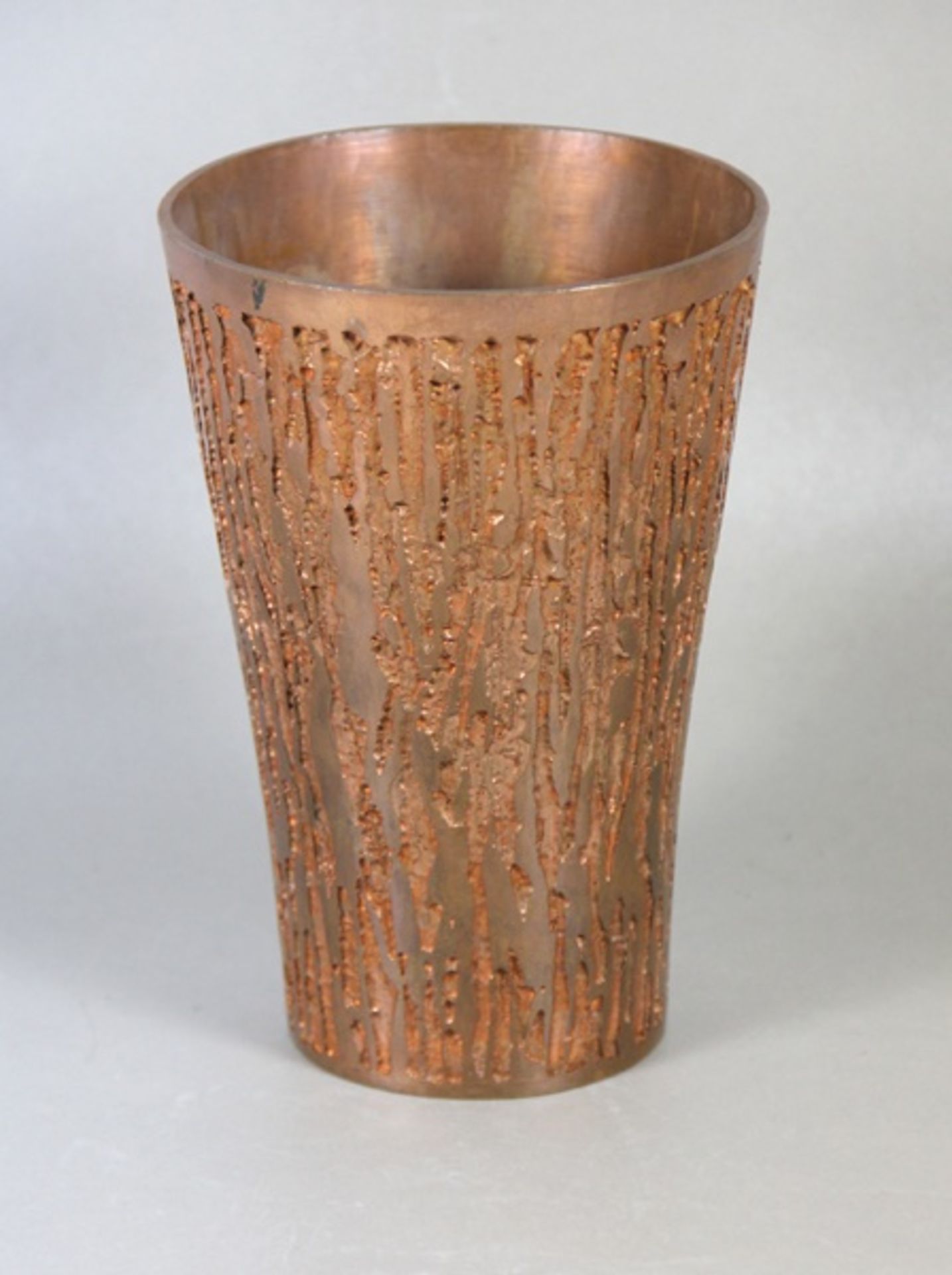 Kunz, Anton1906-1991, schwere Metallvase, womöglich Kupfer?, strukturierte Wandung, Gebr.sp., H. 17