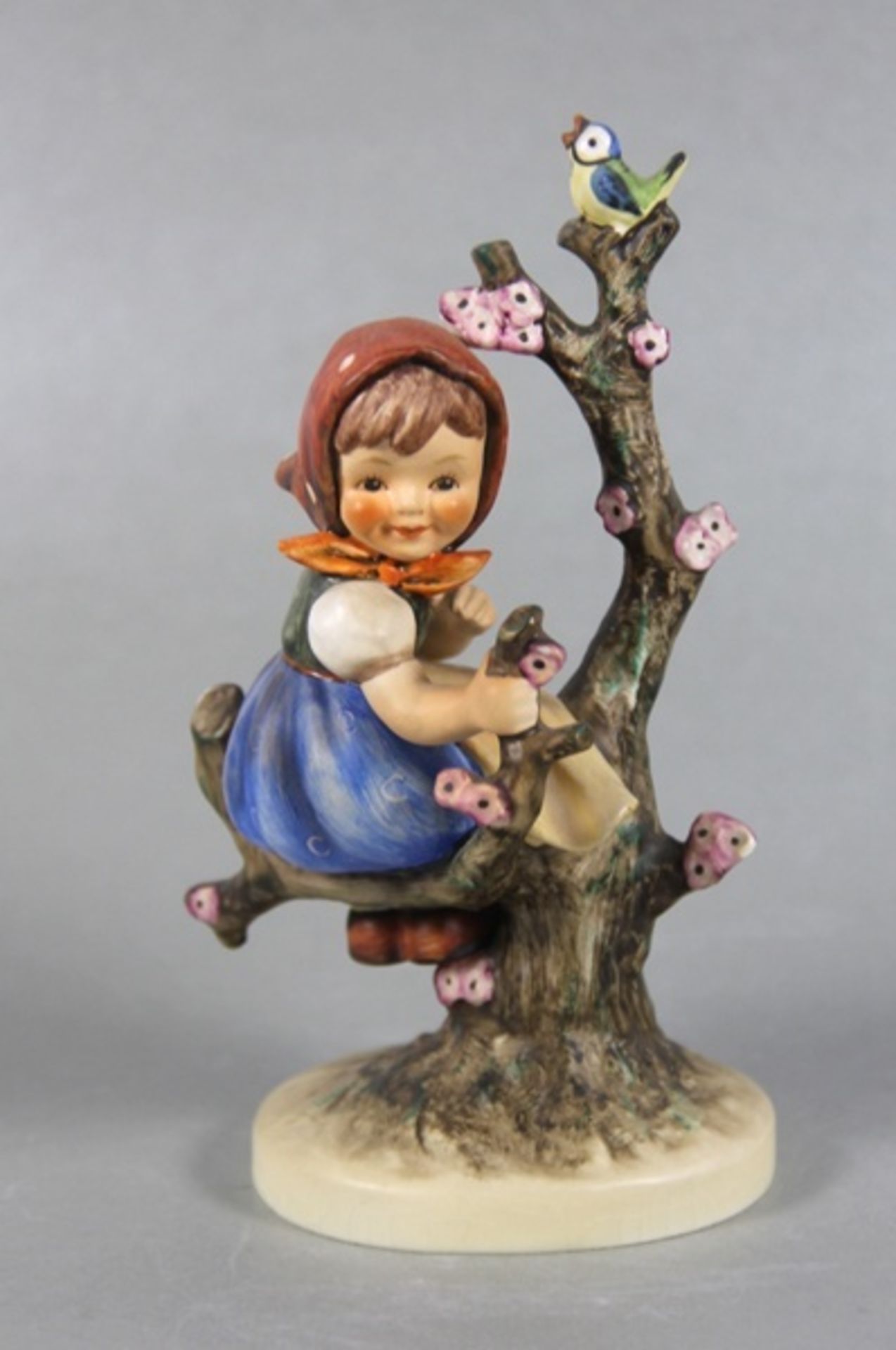 Hummel Mädchenfigur1960er Jahre, Goebel, Hummel, Frühling, Mädchen auf Baum, farbig staffiert,