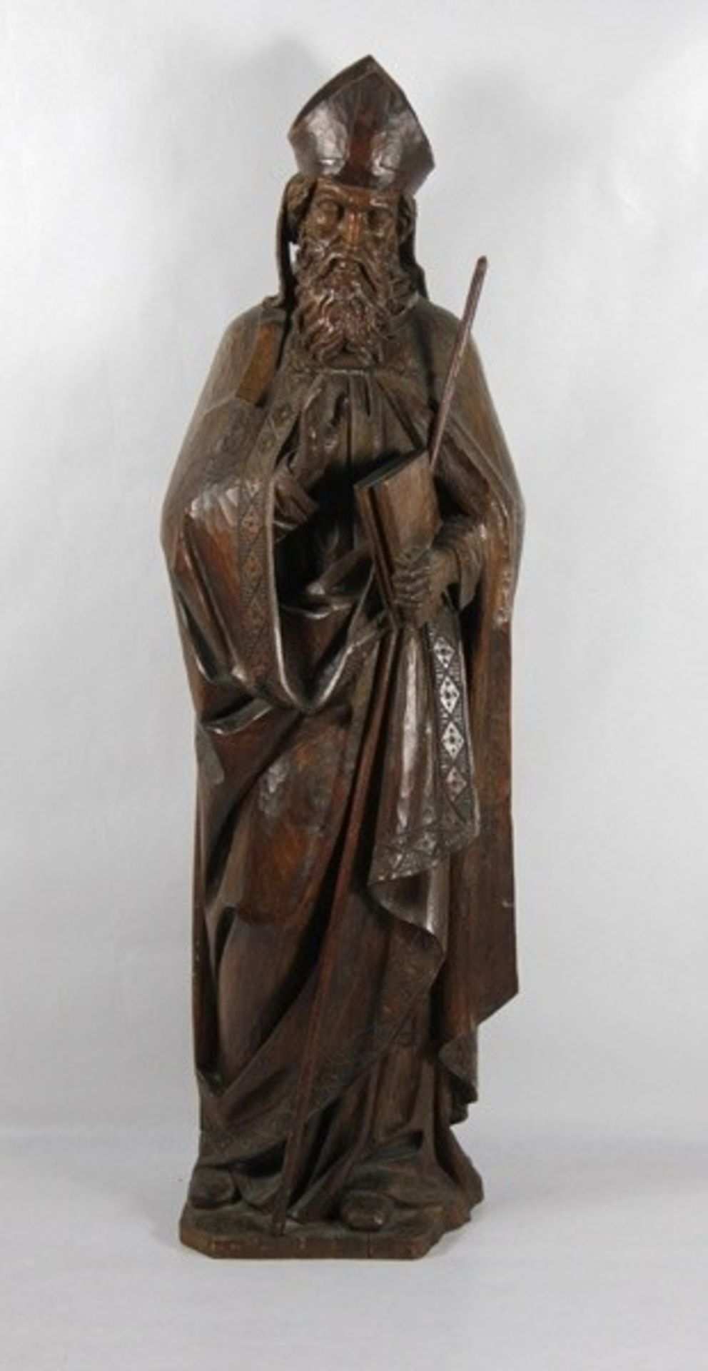 Skulptur Heiligergroße Holzskulptur, geschnitzt, stehender Heiliger, eine Bibel in der Hand,