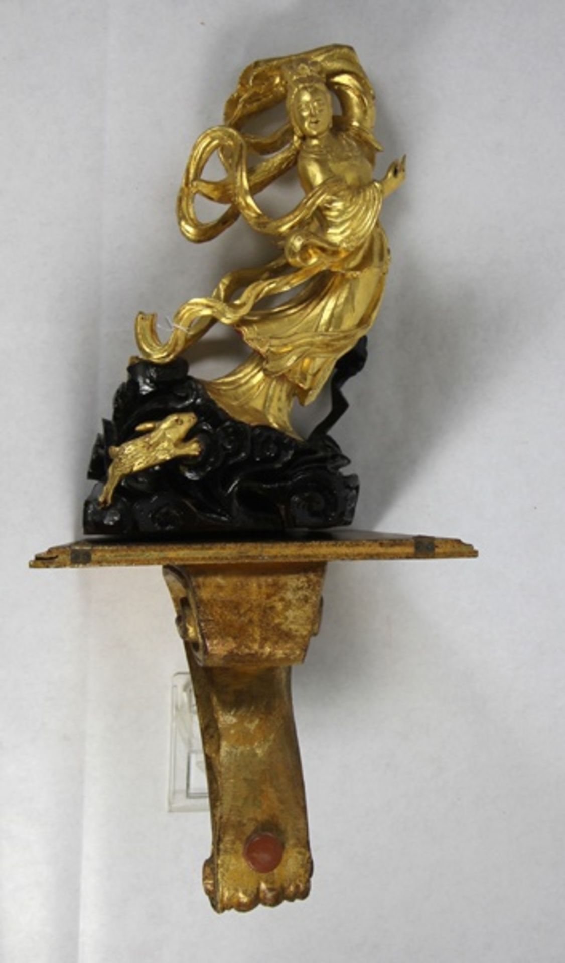 Skulptur Mondfeevergoldete Holzskulptur der chinesischen Mondfee, in eleganter schwebender Pose