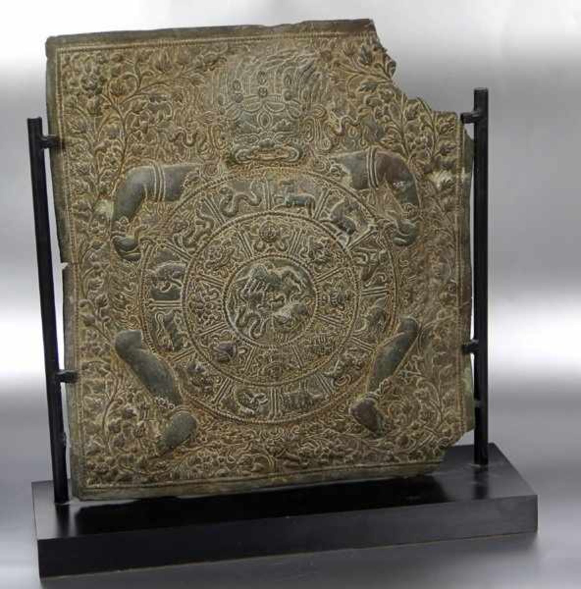 tibetanishes BronzereliefTibet, Bronzeplatte, Relief eines Gottes wohl Bhairab, eine Scheibe in