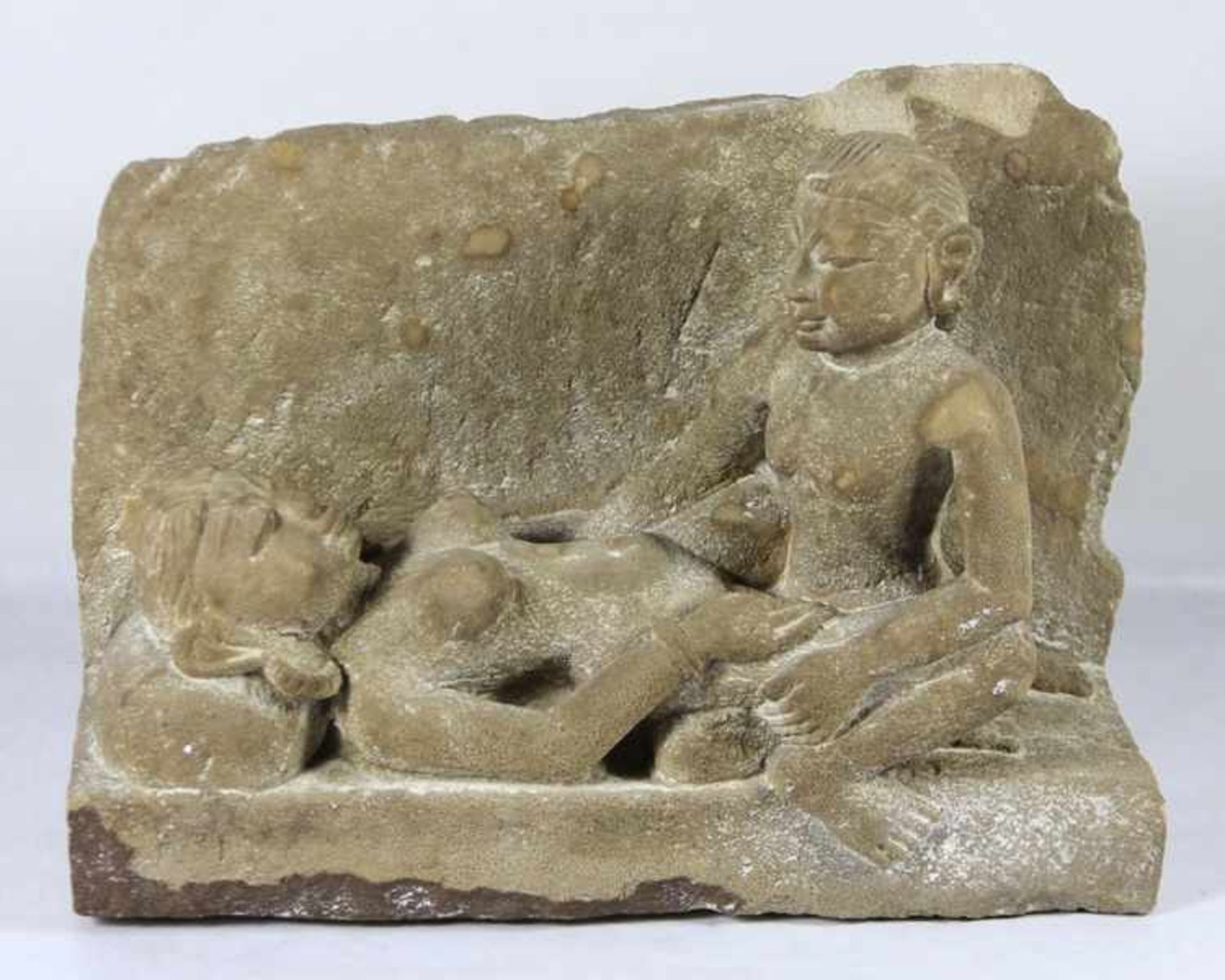indische SteinskulpturIndien, Steinskulptur eines Paars beim Liebesakt, womöglich Szene aus dem