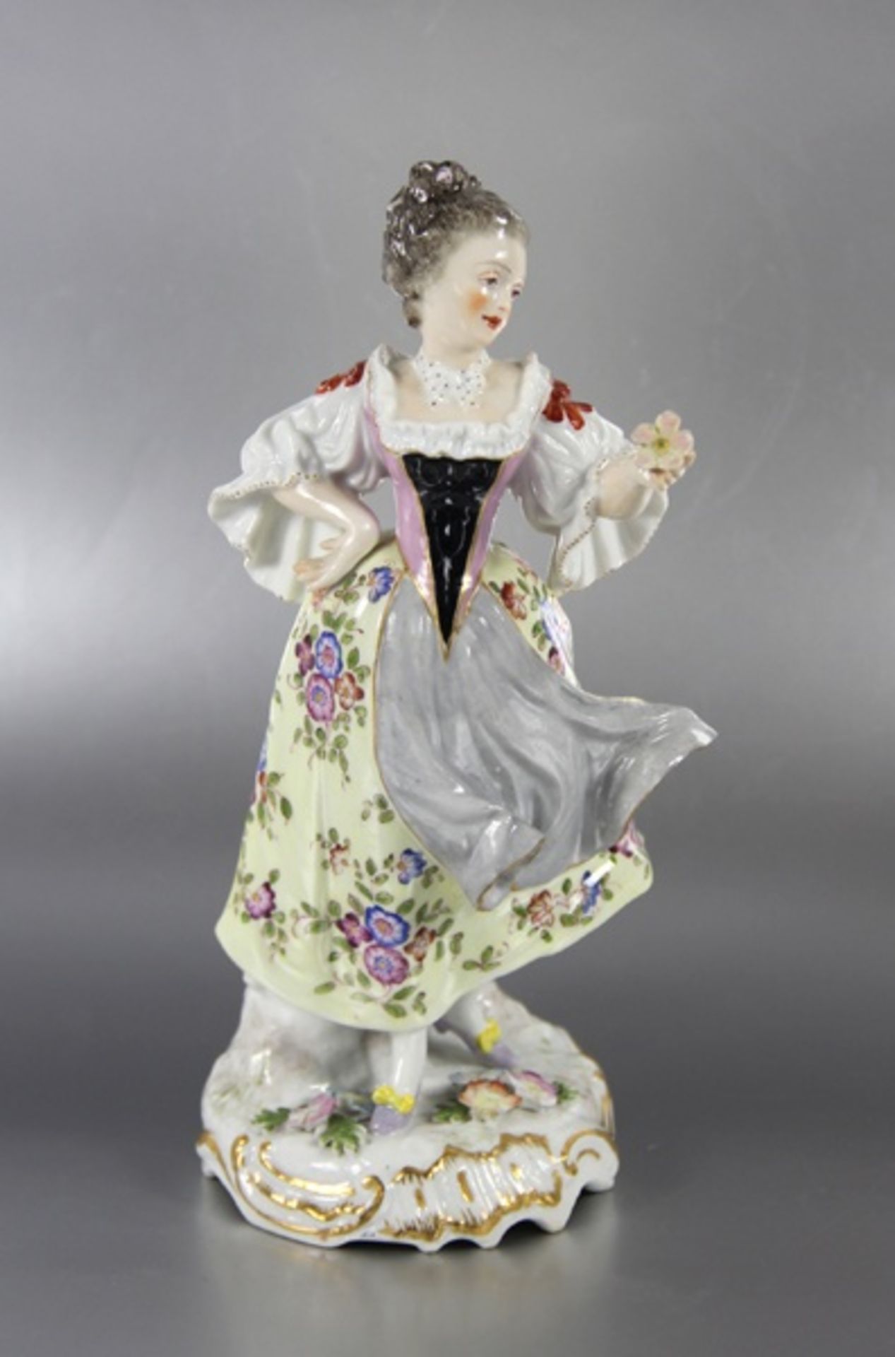 Rokoko-Dame19. Jhd., Paris, Porzellanfigur einer Rokokodame mit hochgestecktem Haar, wehende Röcke
