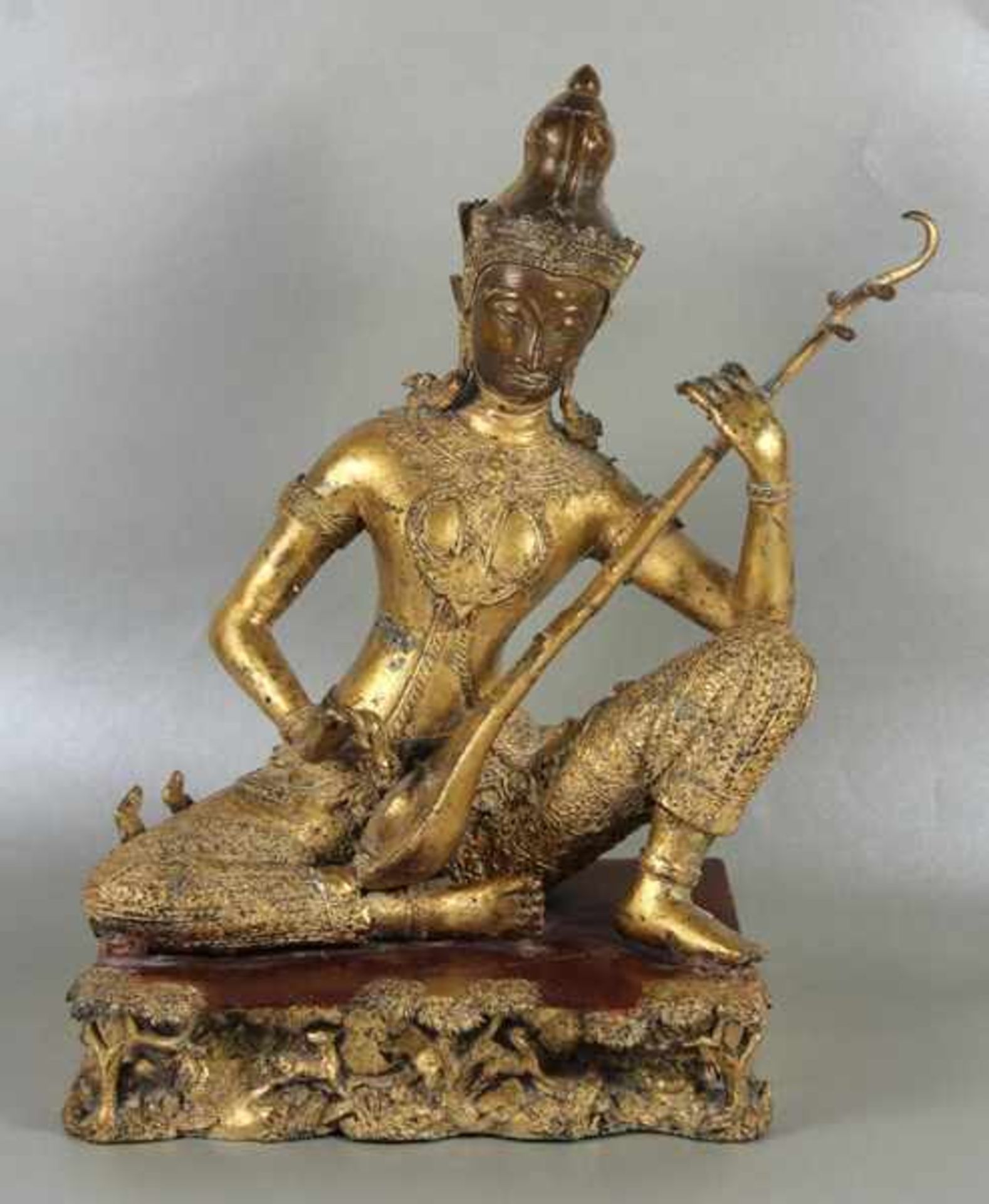 asiatische Bronzeplastikum 1900/20, Bronze, asiatische sitzende Gitarrenspielerin auf einem