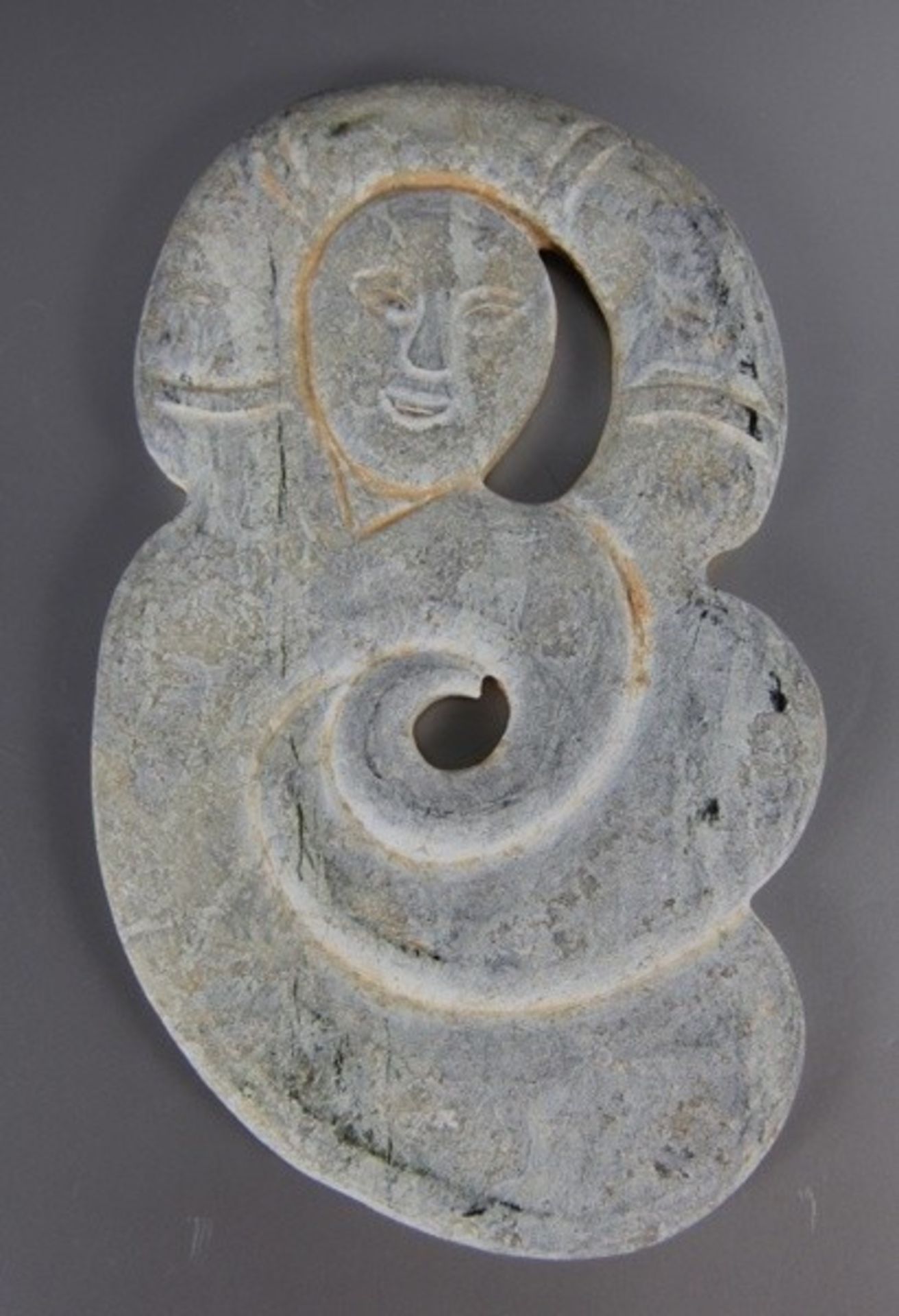 anthropomorphes Jade-ReliefChina, Jade-Relief mit anthropmorphen Zügen, beidseitig je Gesicht mit