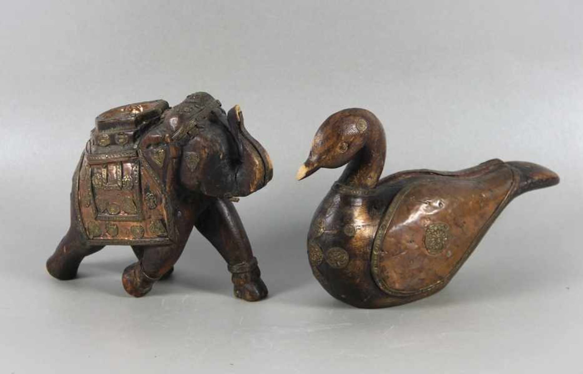Konvolut Holztierewomögl. Asien, 2 Holzskulpturen, Elephant u. Ente, je mit aufgelegter