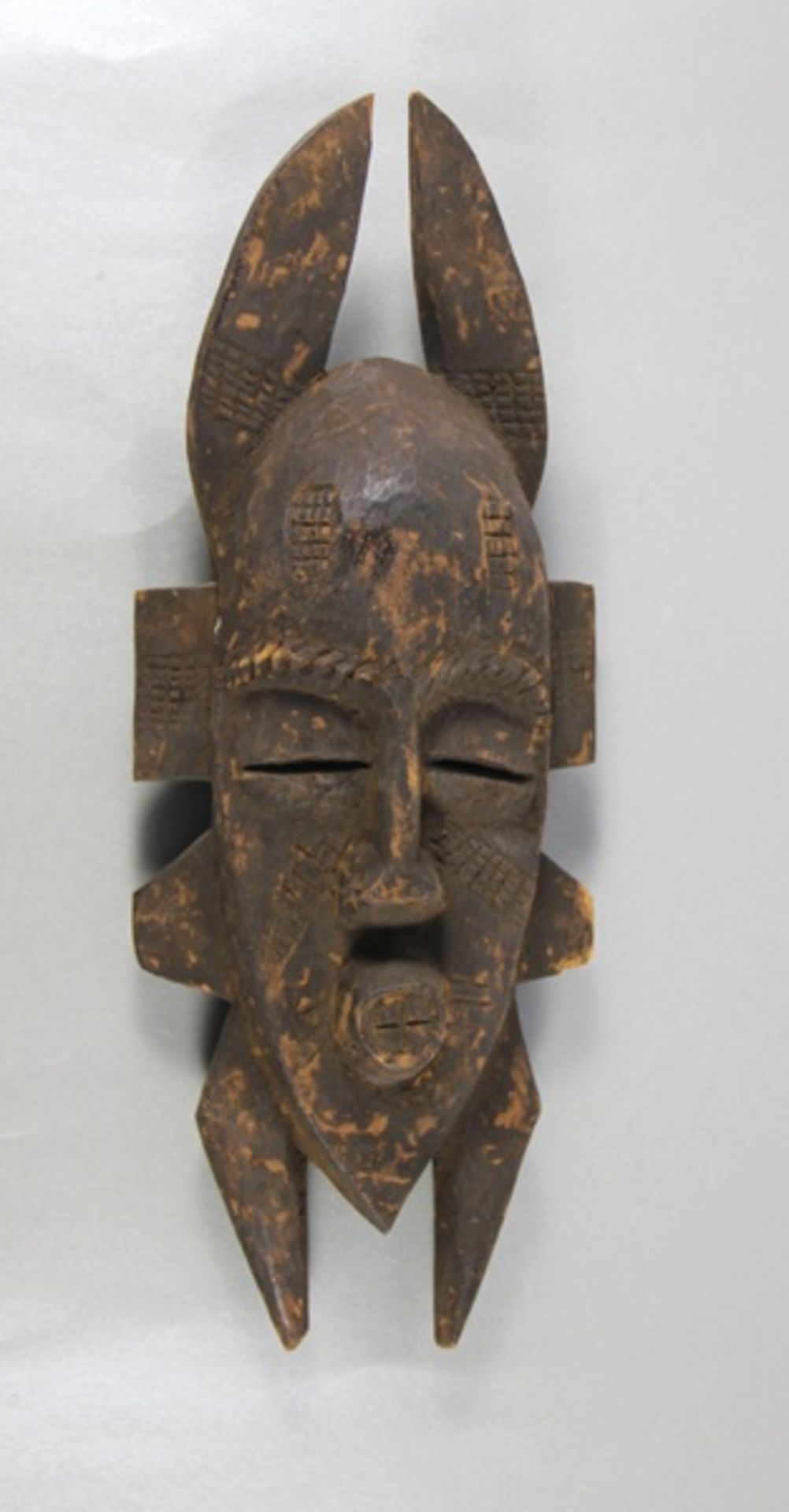 afrikanische MaskeAfrika, womöglich Tropenholz, anthropomorphe Maske mit Augenschlitzen,