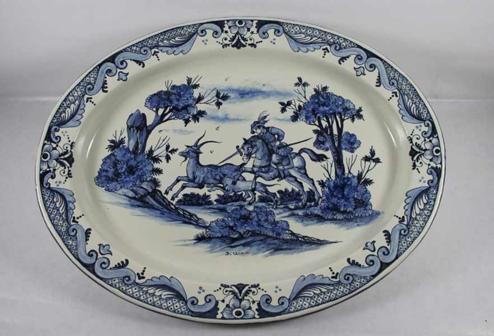 große Keramik-Plattewohl um 1900, Italien, große ovale Keramikplatte, Motic D. Leoncini, Jäger zu