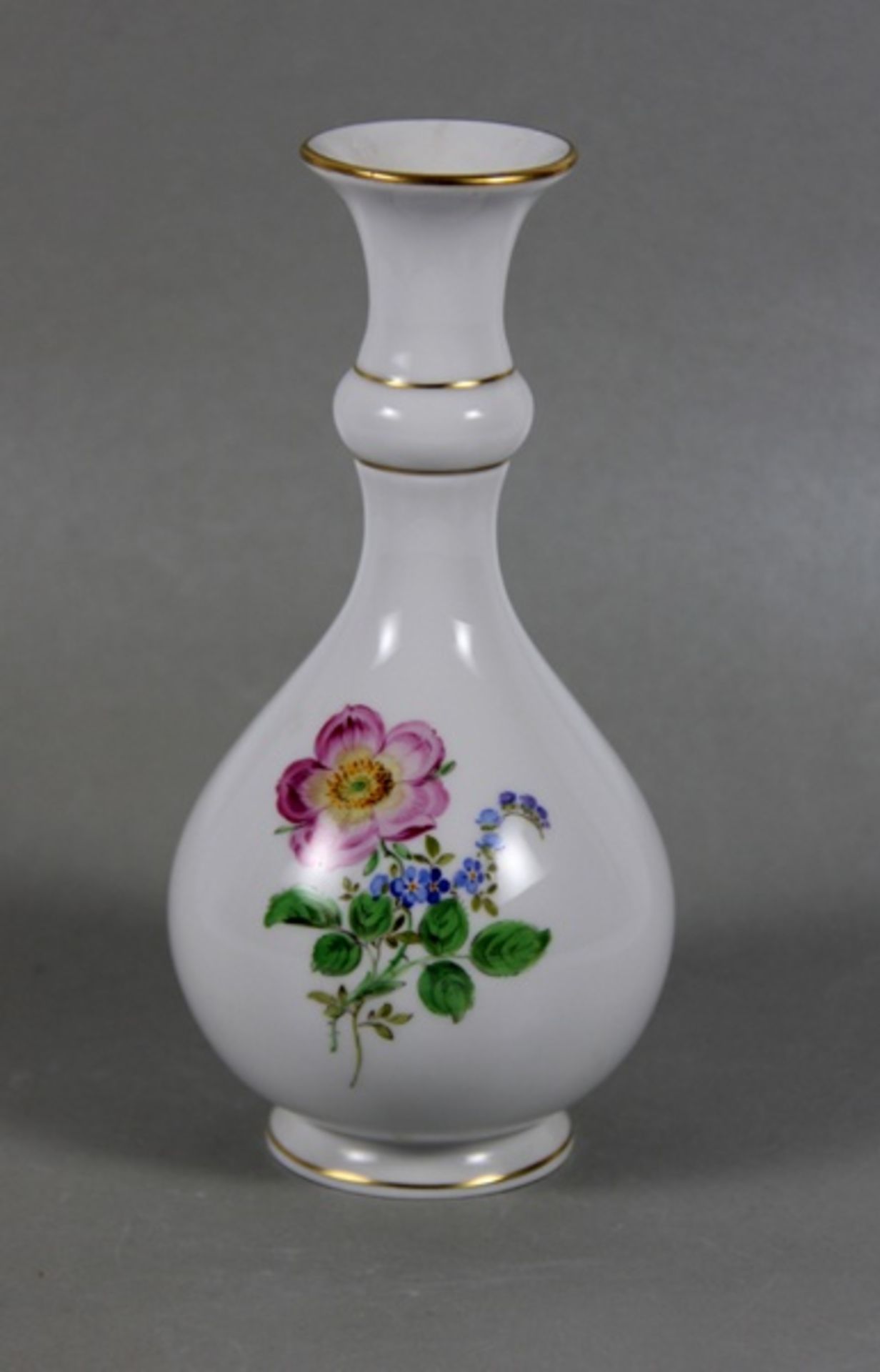 Meissen-VaseMeissen, Porzellanvase mit bunten Blüten, Goldränder, bauchiger Korpus unter schmalem