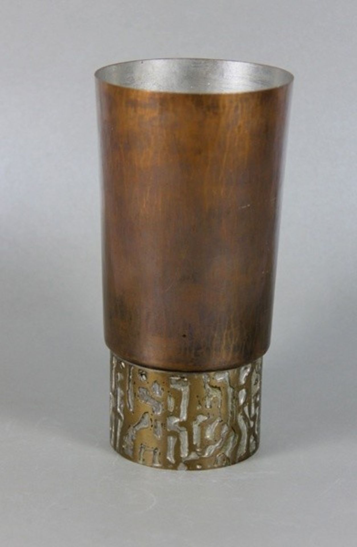 Kunz, Anton1906-1991, Pforzheimer Gold- und Silberschmied sowie Metallplastiker, Metallvase, Fuß mit