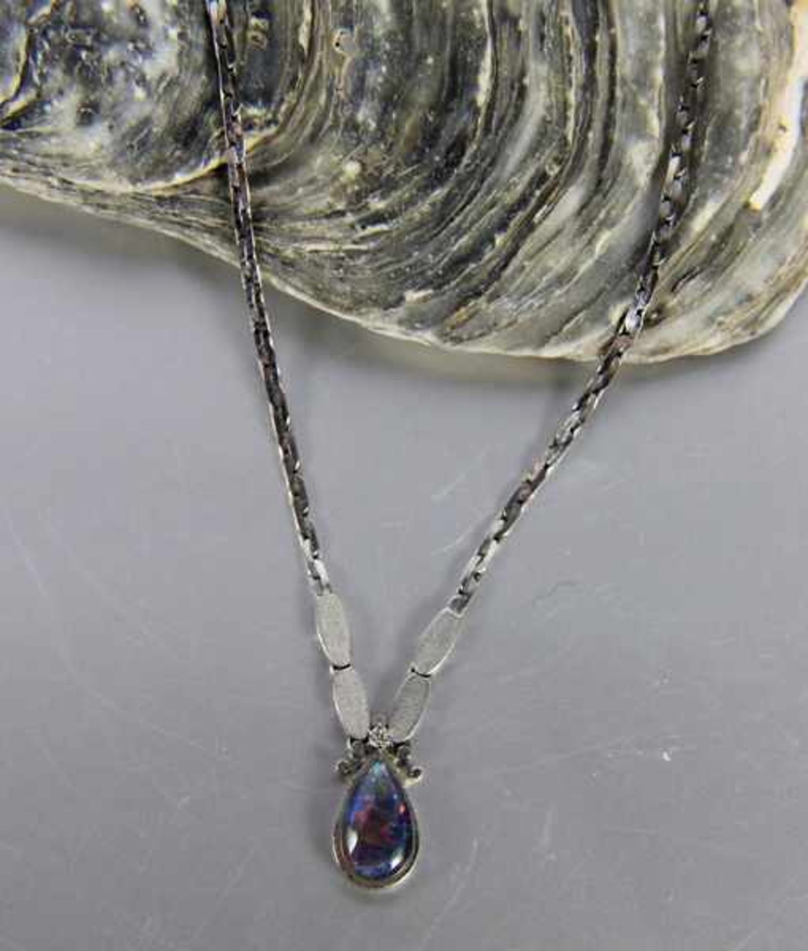 Collier333er WG, Collier mit tropenförmigem Opal, sowie kleinem wohl Diamant, Gebr.sp., L. 40,