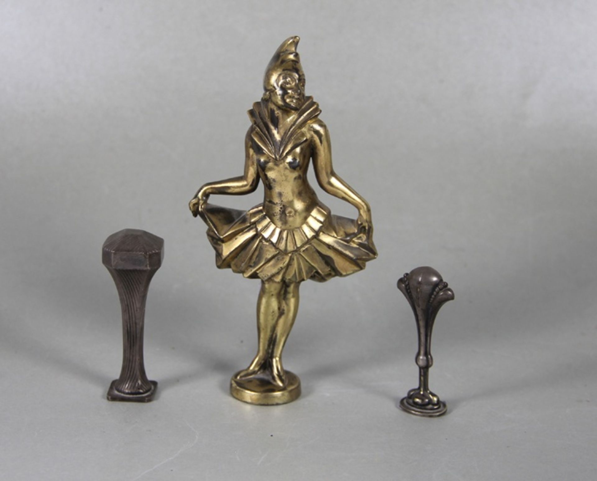 Konvolut Vitrinenobjekte3tlg., Metall, Art Deco-Figur eines weiblichen Pierrots, 2 Petschaften