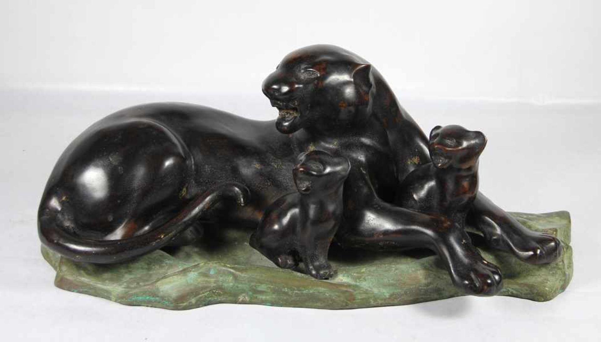 de Martino, Giovanni1870-1935/38, große Bronzefigur, liegende Panthermutter mit ihren 2 Jungen, im