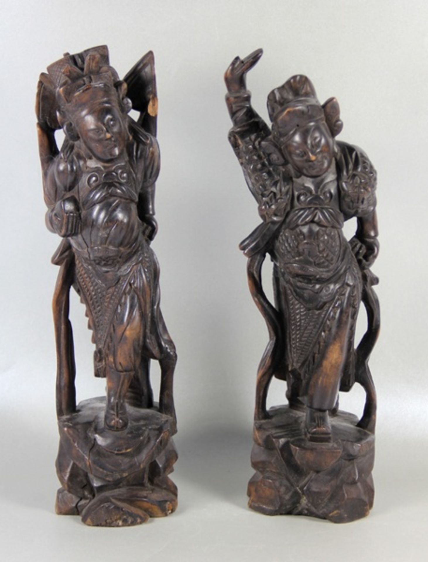 Paar asiatische SkulpturenPaar Holzskulpturen China, 2 Männer mit Kopfbedeckung u. reich