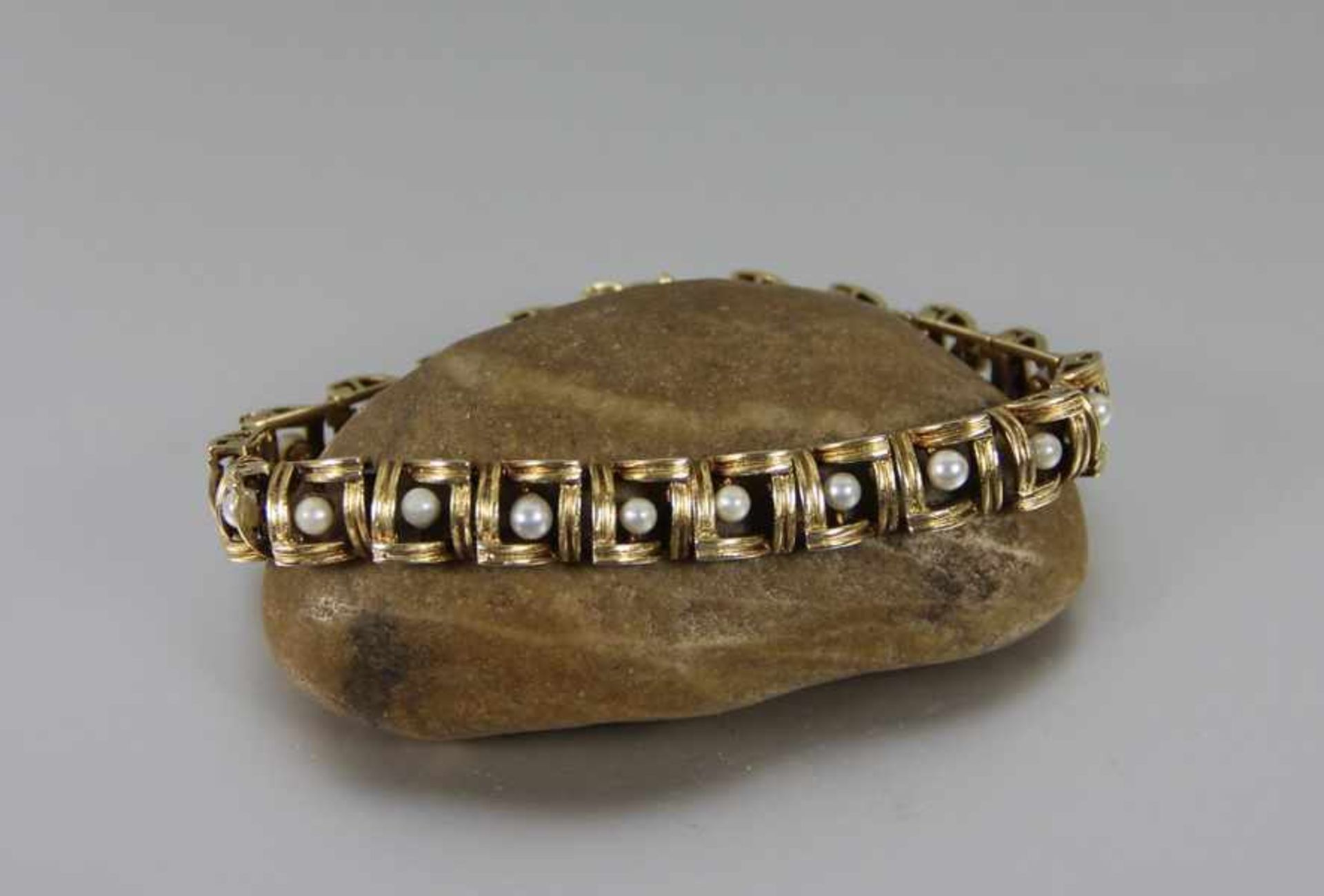 antikes Armband2. Hälfte 19. Jhd., 585er GG, antikes Armband, quadratische Elemente, darin mittig je