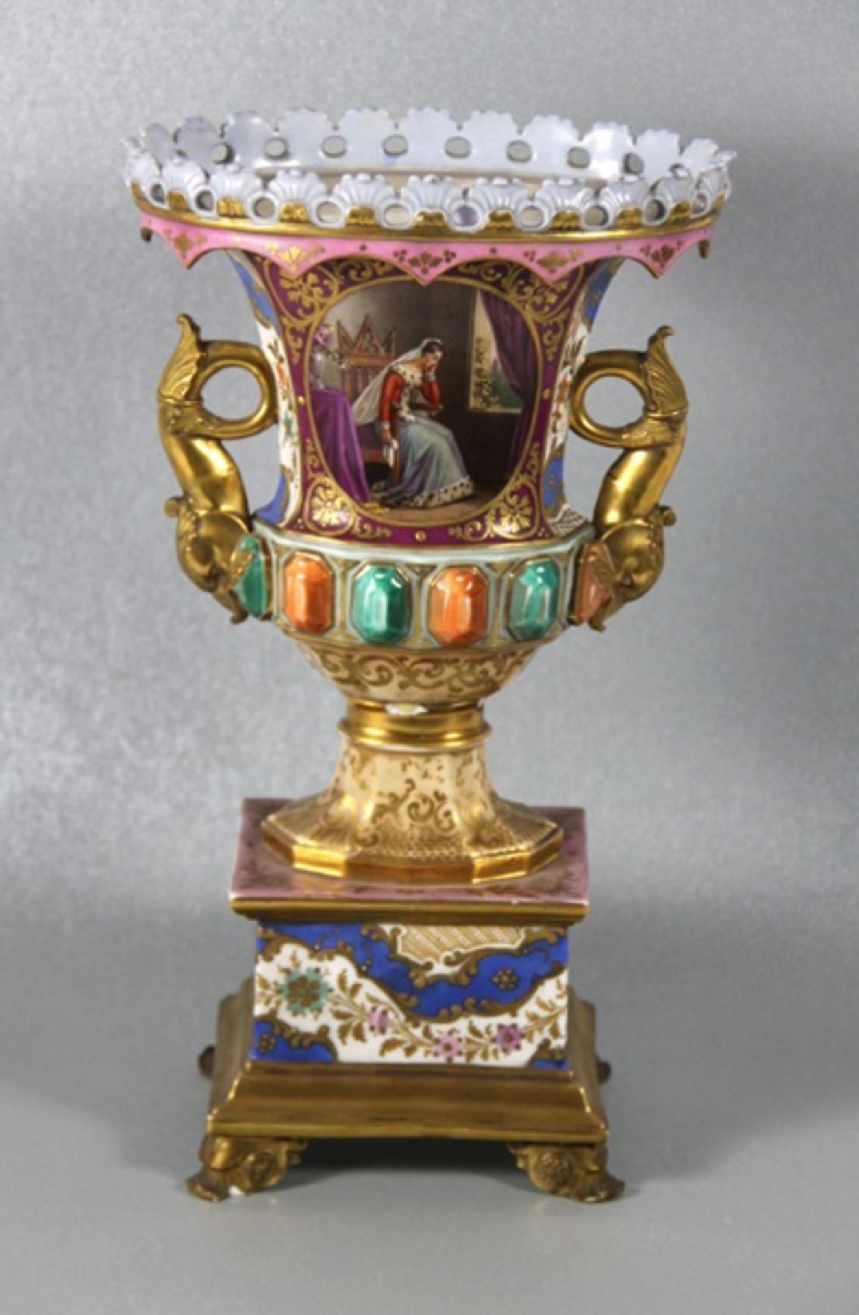 Prunkvase19. Jhd., Frankreich, Porzellan, prunkvolle Vase auf Sockel, farbig staffiert, feines