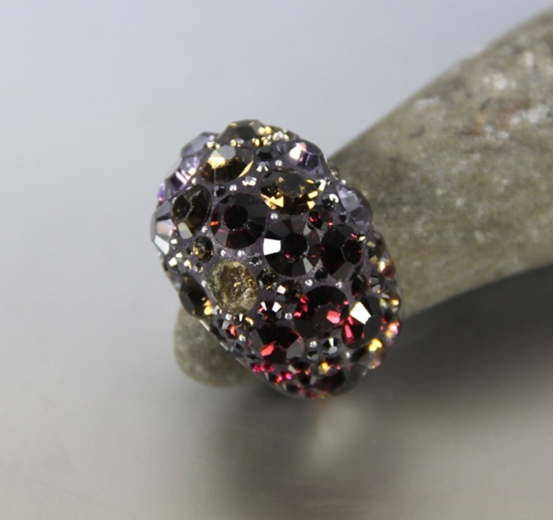 Swarovski-RingSwarovski, Damenring mit verschiedenfarbigen Kristallen, davon 3 beschäd., stellenw.