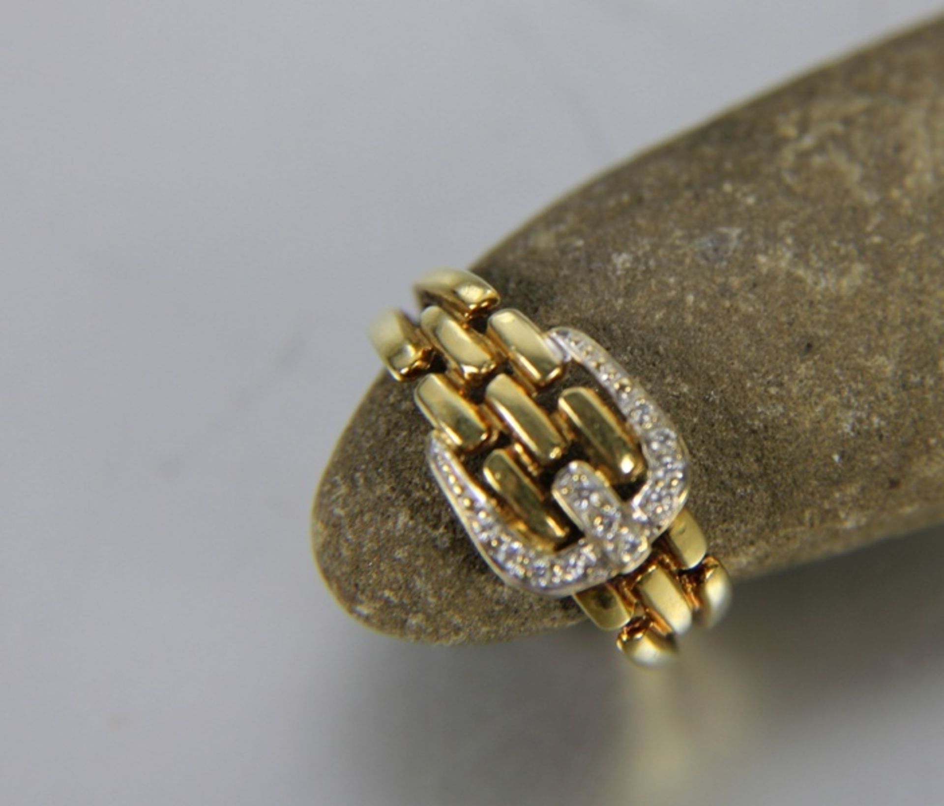 Damenring585er GG, Damenring, in Form einer Gürtelschnalle, diese eingefasst mit Diamanten, Gebr.