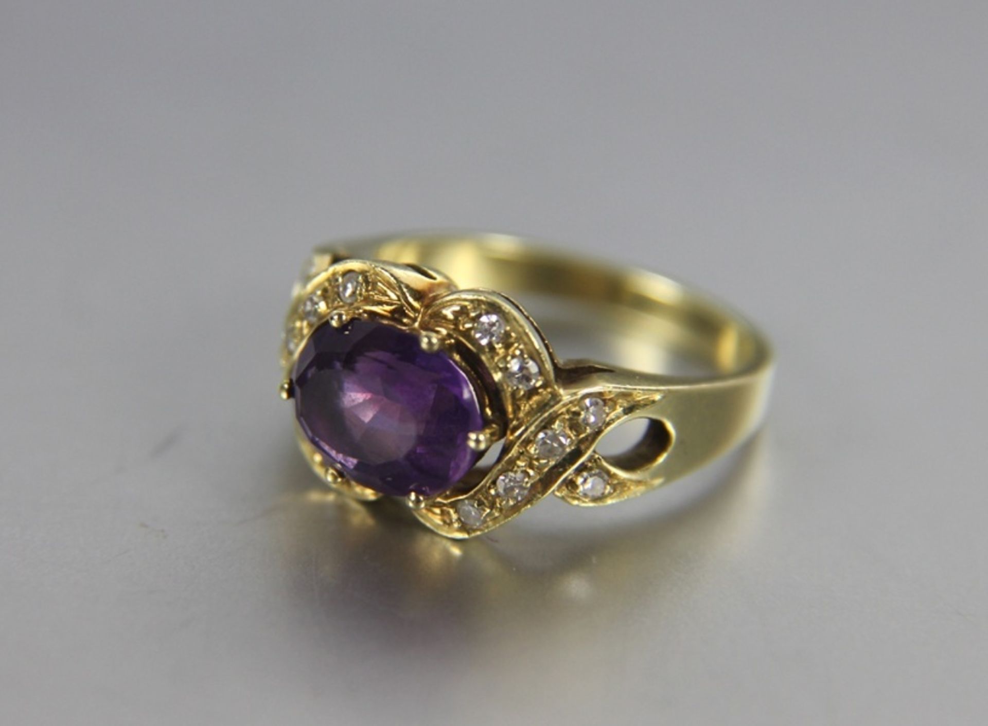 Damenring585er GG, Damenring mit Diamanten u. Amethyst, Gebr.sp., ges. ca. 5gr.