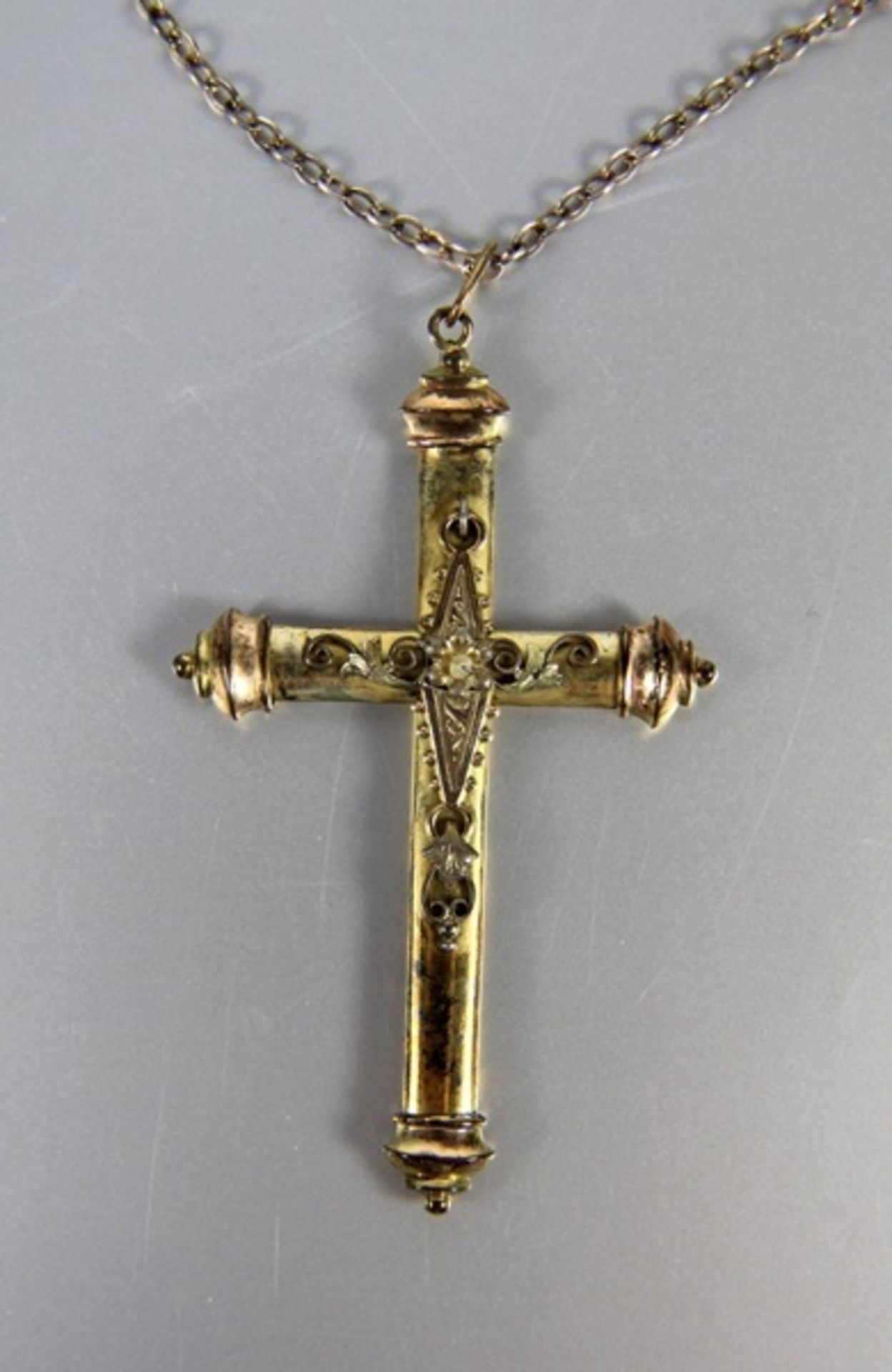 antiker Kreuzanhänger an Ketteantikes Metallkreuz mit feinen aufgelegten Ornamenten, an 835er