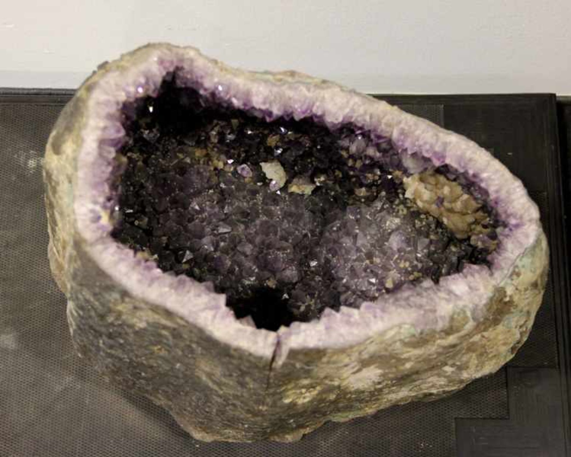 große Amethystdrusegroße Amethystdruse oder Geode, H. 36, L. 35