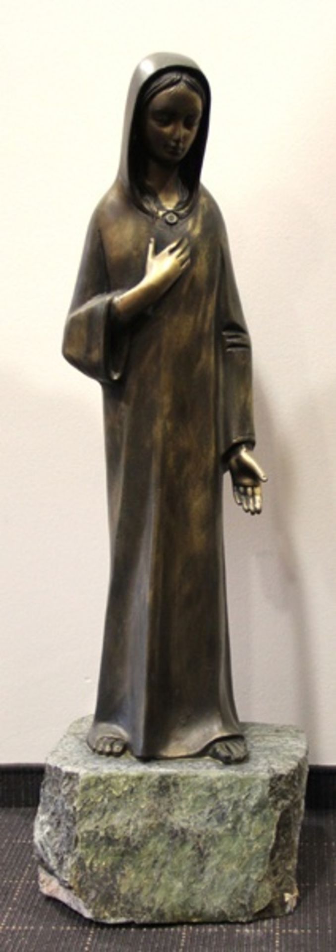 große Bronzemadonna20. Jhd., Bronze, große stehende Madonna, sie trägt ein langes schliches