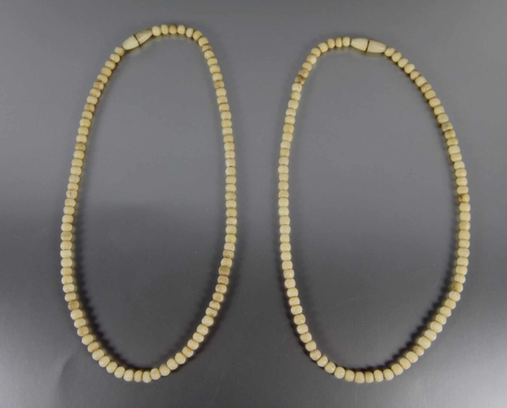 Paar Halsketten2 Halsketten mit Perlen wohl aus Bein, Gebr.sp., L. 40