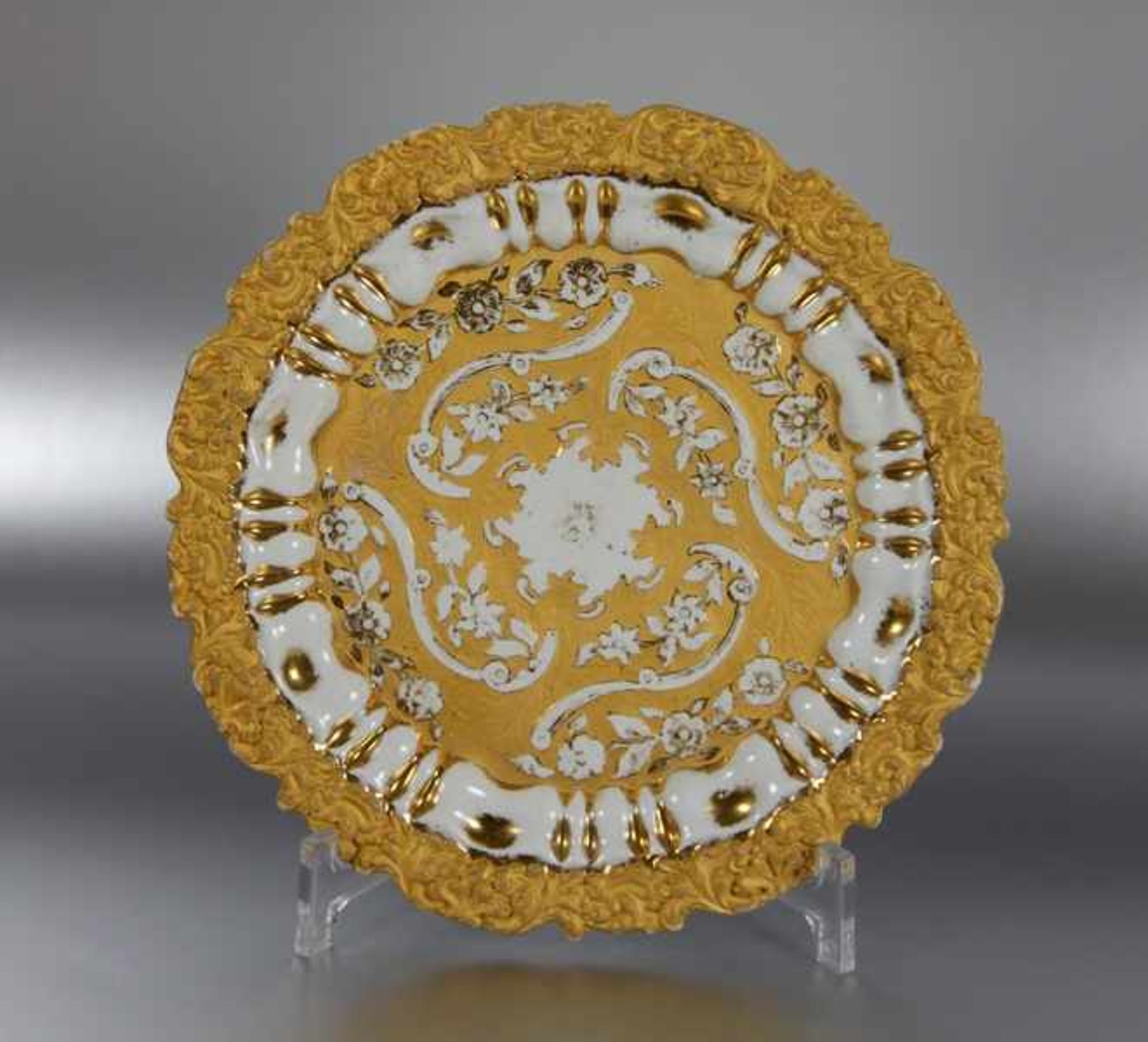 Meissen-Ziertellerwohl um 1800, Meissen, runder Zierteller mit reichem Golddekor auf leicht