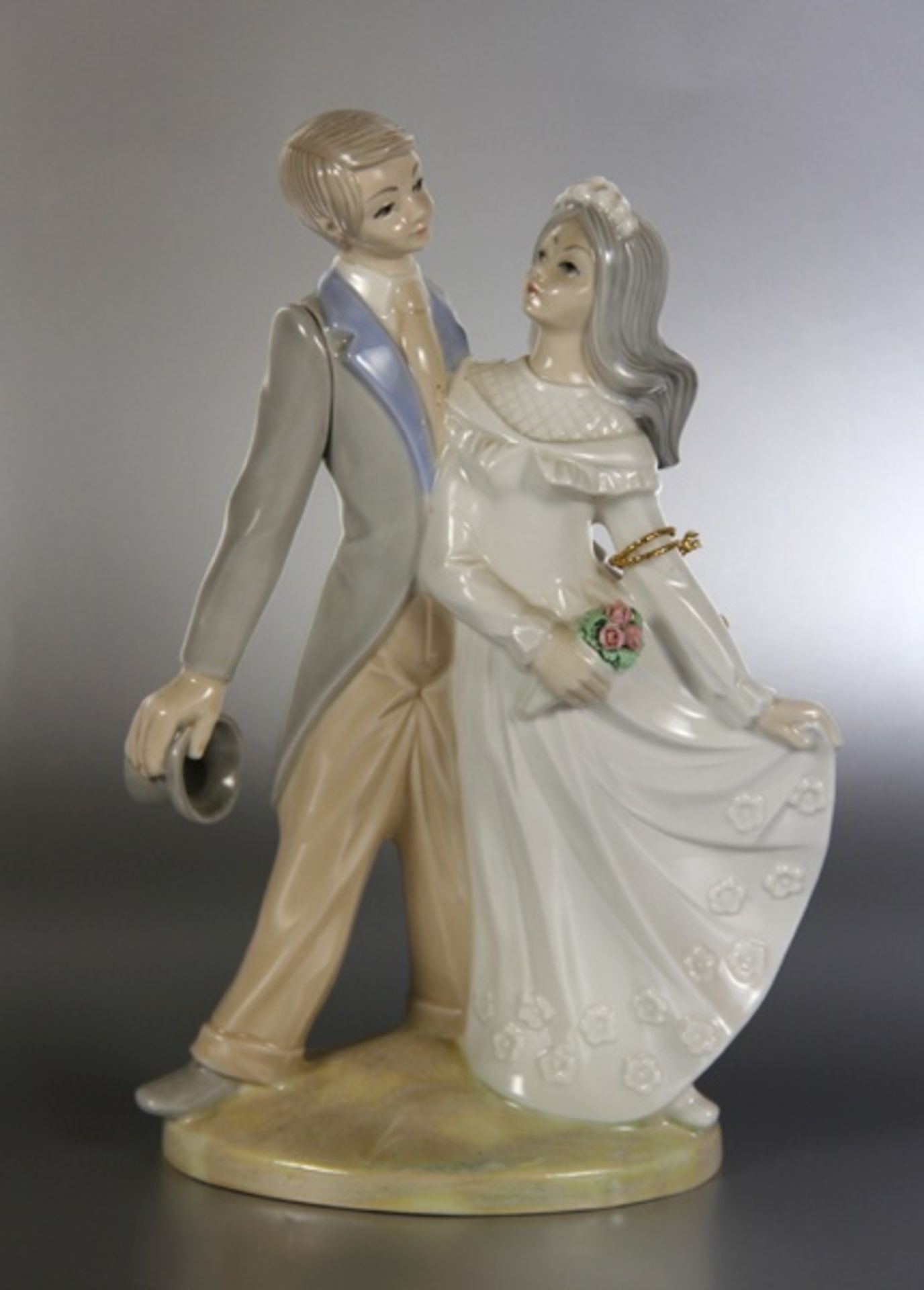 Porzellanfigur Brautpaar20. Jhd., Tengra Spanien, farbig staffierte Porzellanfigur eines