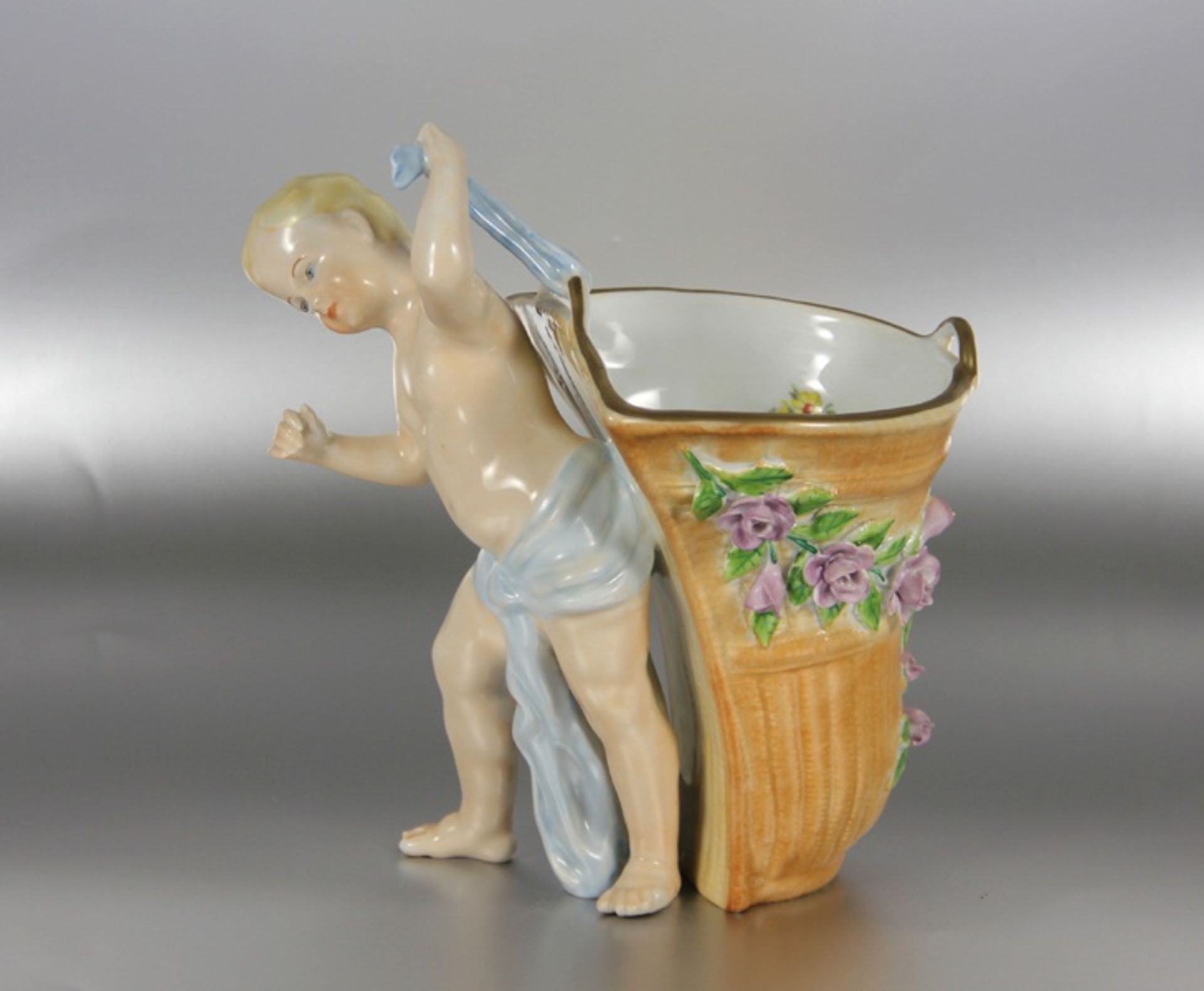 Porzellanfigur als Vase20. Jhd., Scheibe Alsbach, Porzellanfigur eines plastischen blonden Puttos,