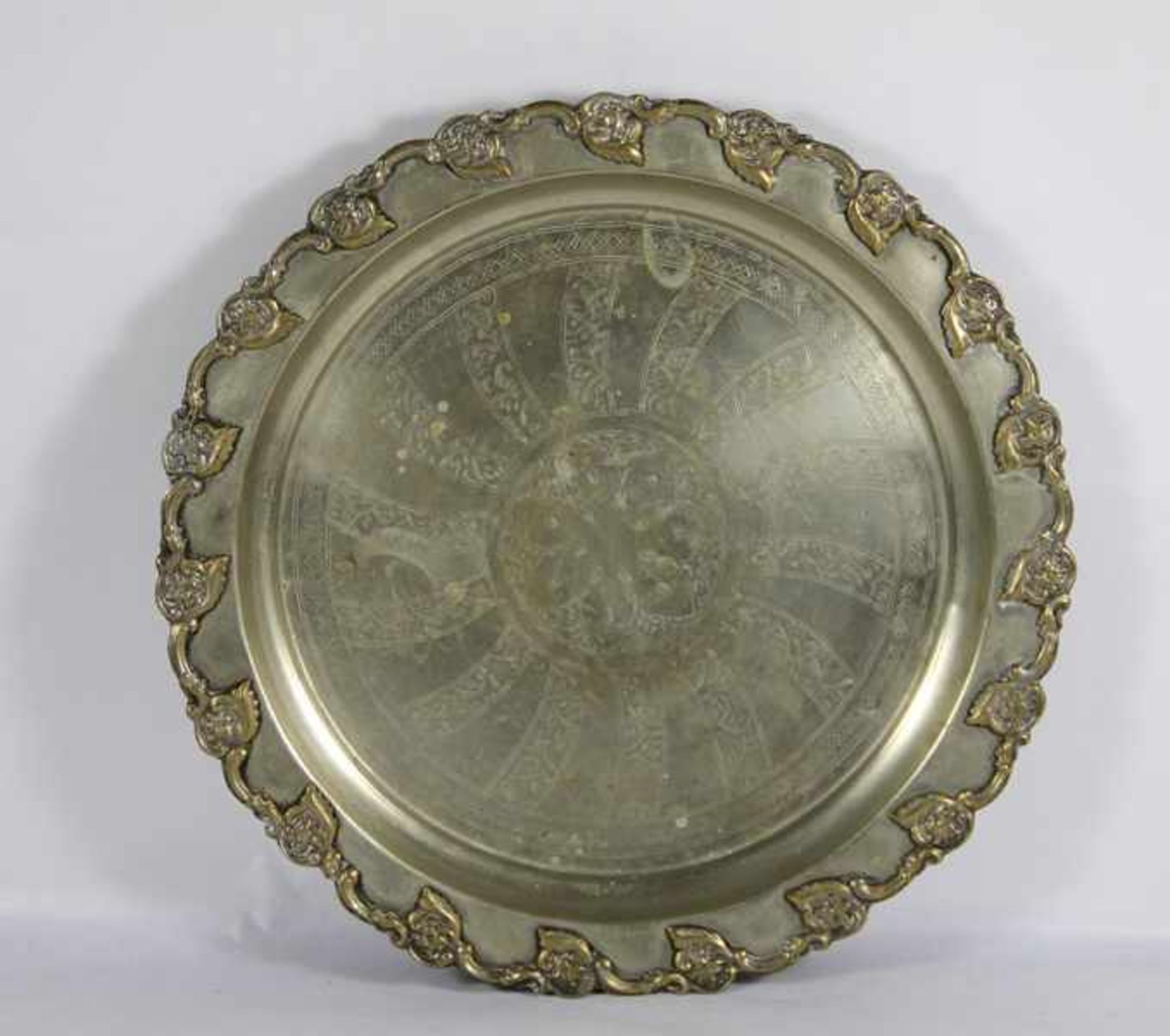 großes Tablettgroßes rundes Tablett, Metall, wohl Zinn, gewellter Rand mit Blütendekor, im Fond