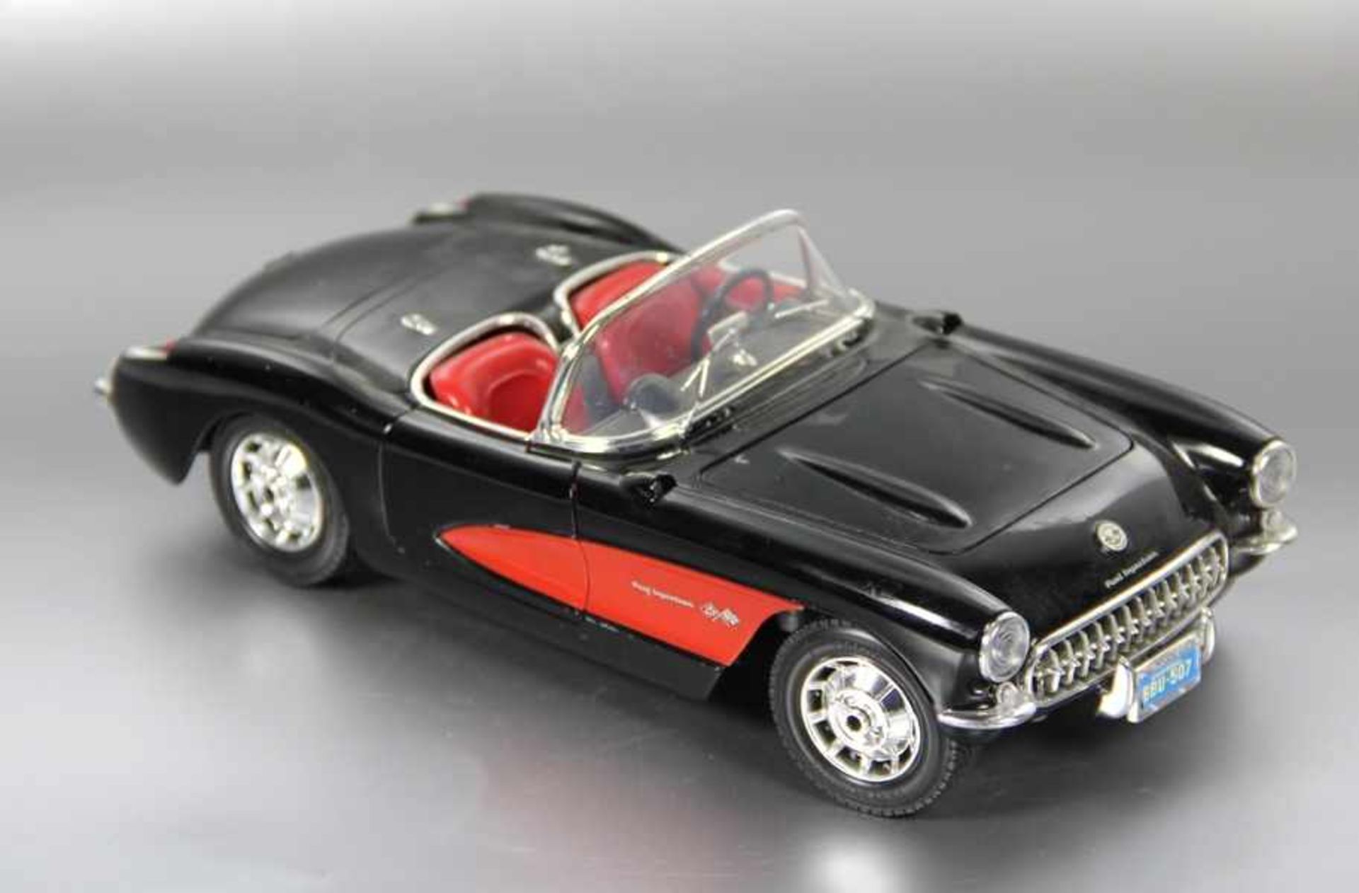 Bburago-ModellautoBburargo, Modell eines Chevrolet Corvette 1957, Maßstab 1/18, bewegl. Teile,