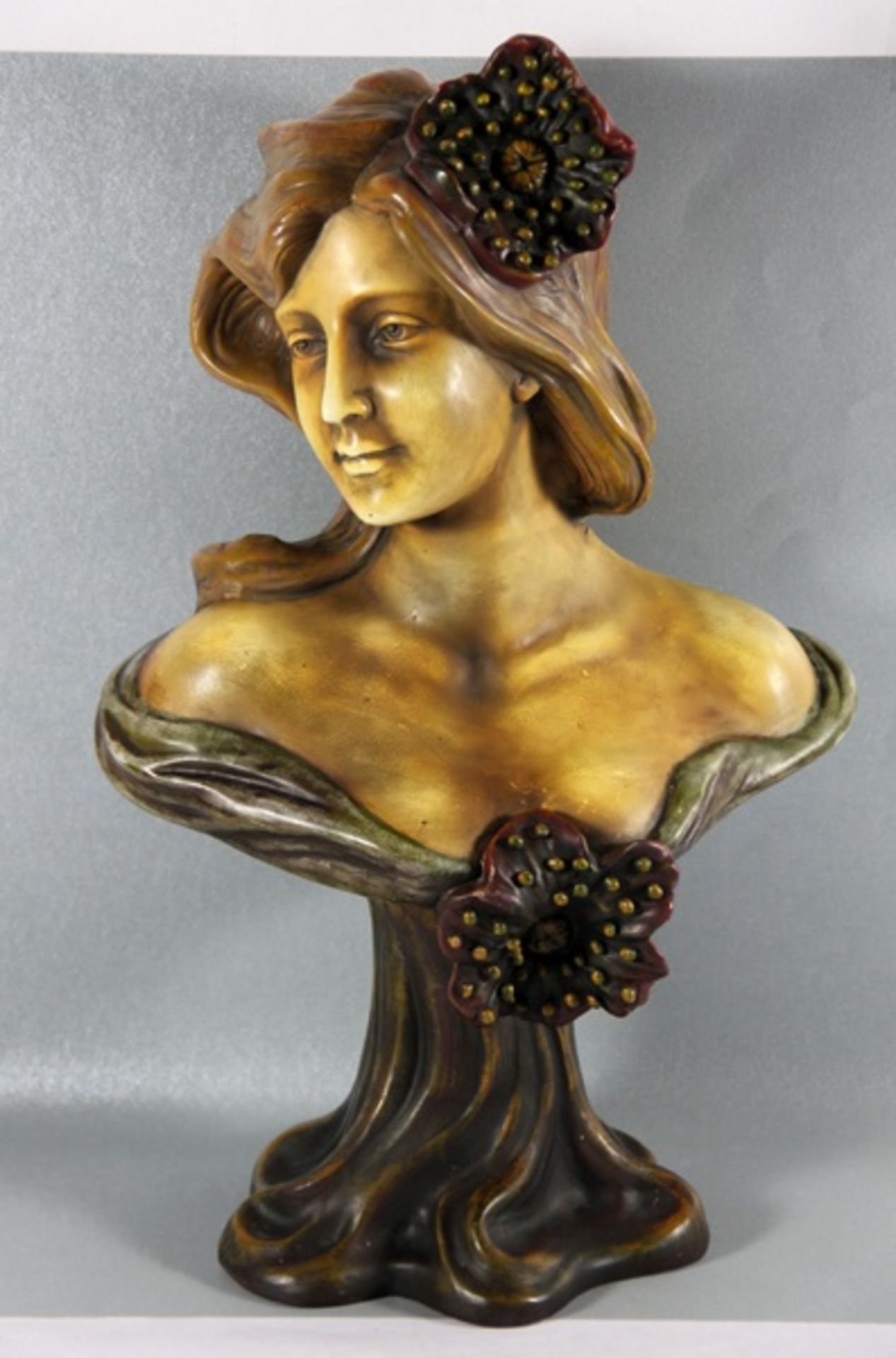 Goldscheider; Nachfolger20. Jhd., farbig staffierte Terracotta-Büste einer jungen Frau mit langem