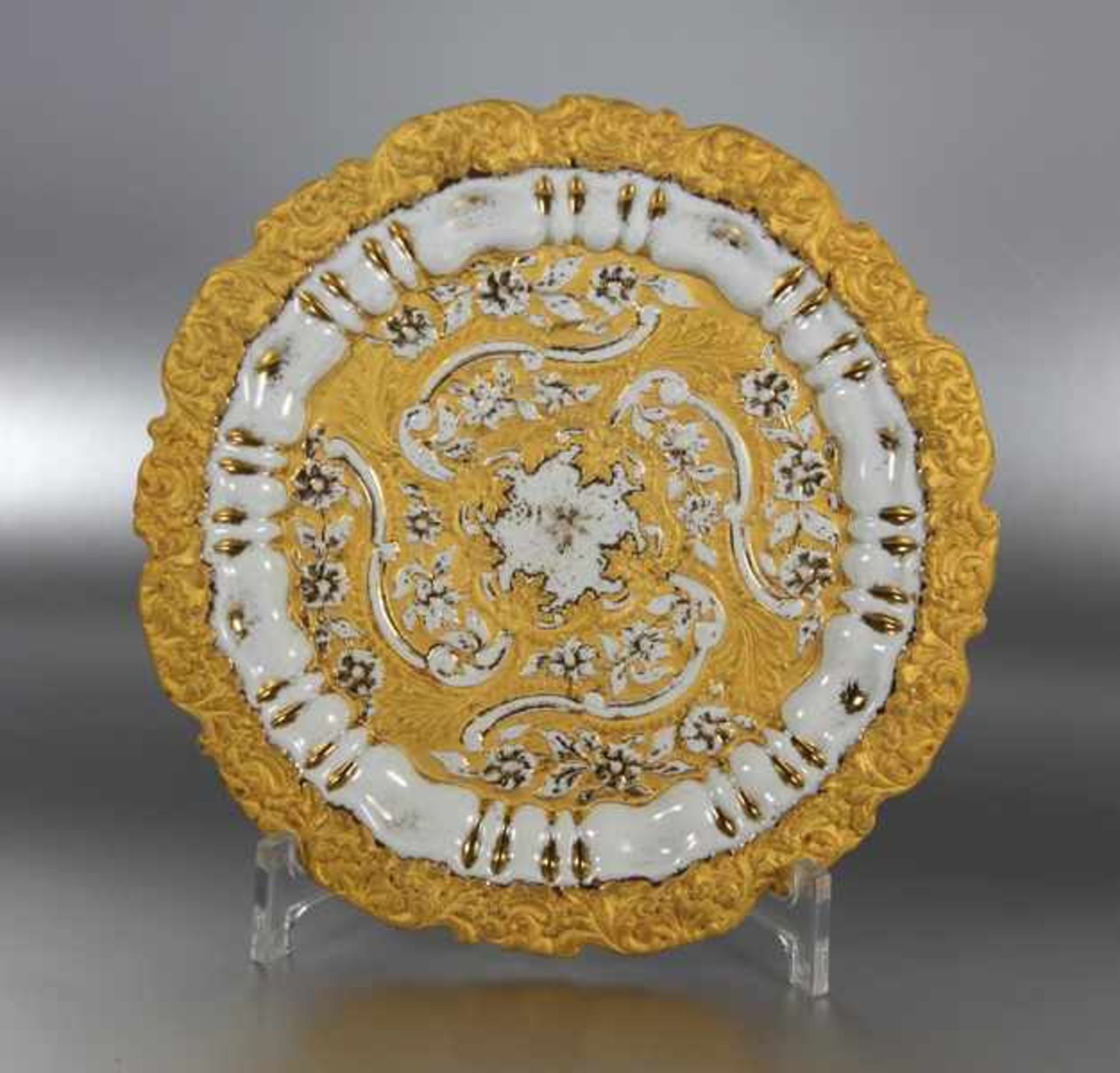 Meissen-Ziertellerwohl um 1800, Meissen, runder Zierteller mit reichem Golddekor auf leicht