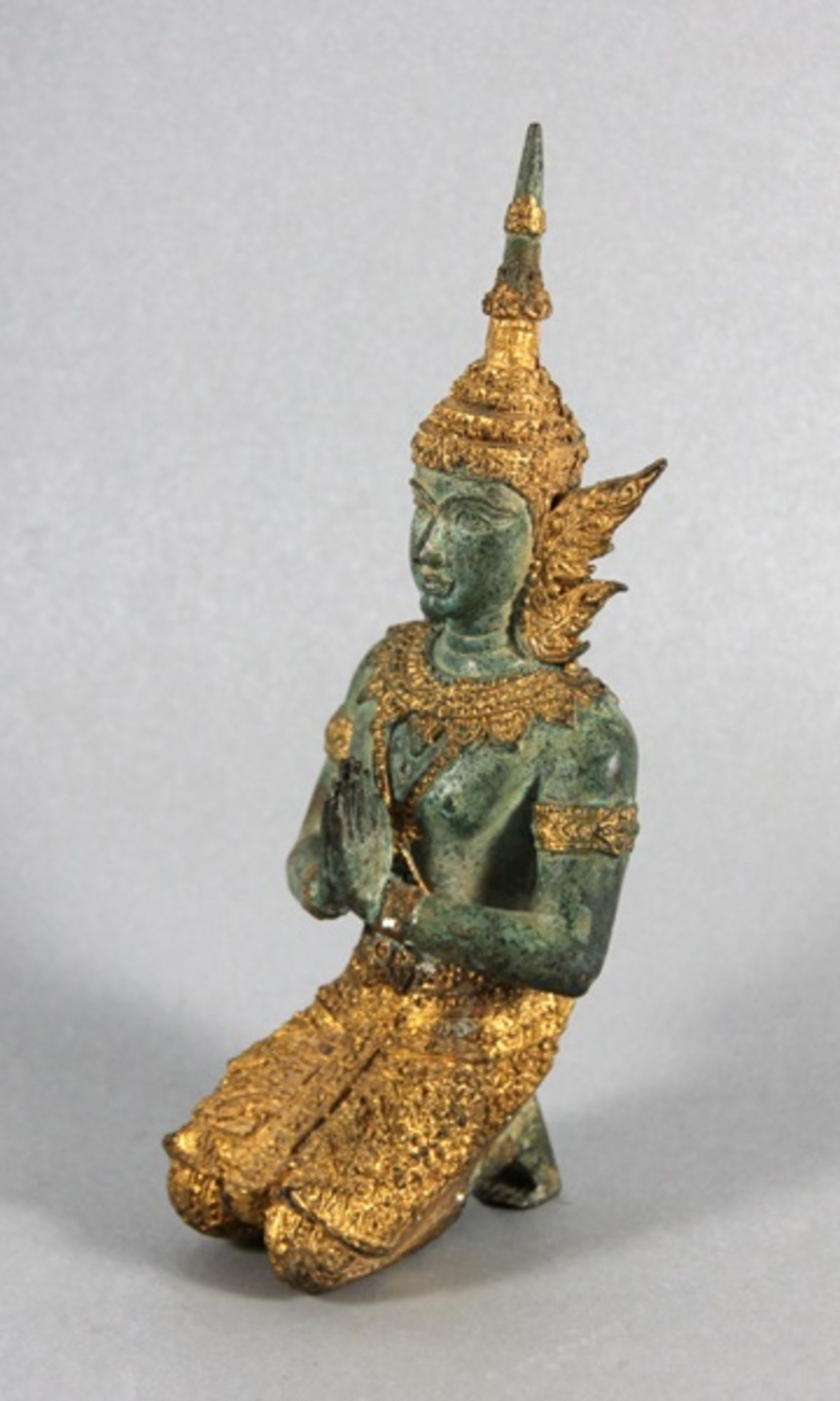 Buddha-Figurkniender Metallbuddha, womögl. Bronze, stellenw. goldfarben verziert, reich