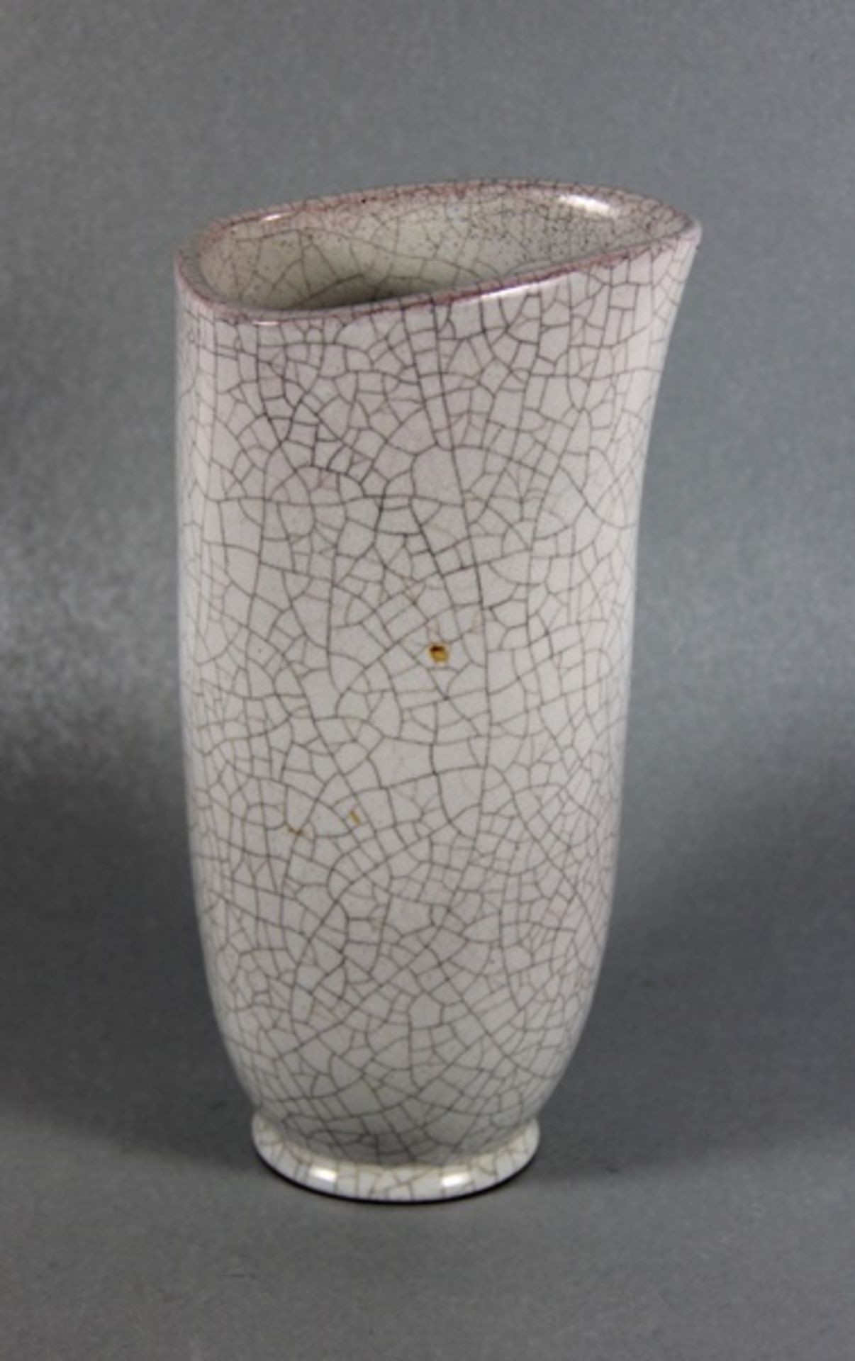 Karlsruher MajolikavaseKarlsruher Majolka Manufaktur, dreiseitige Vase mit gerundeten Kanten,