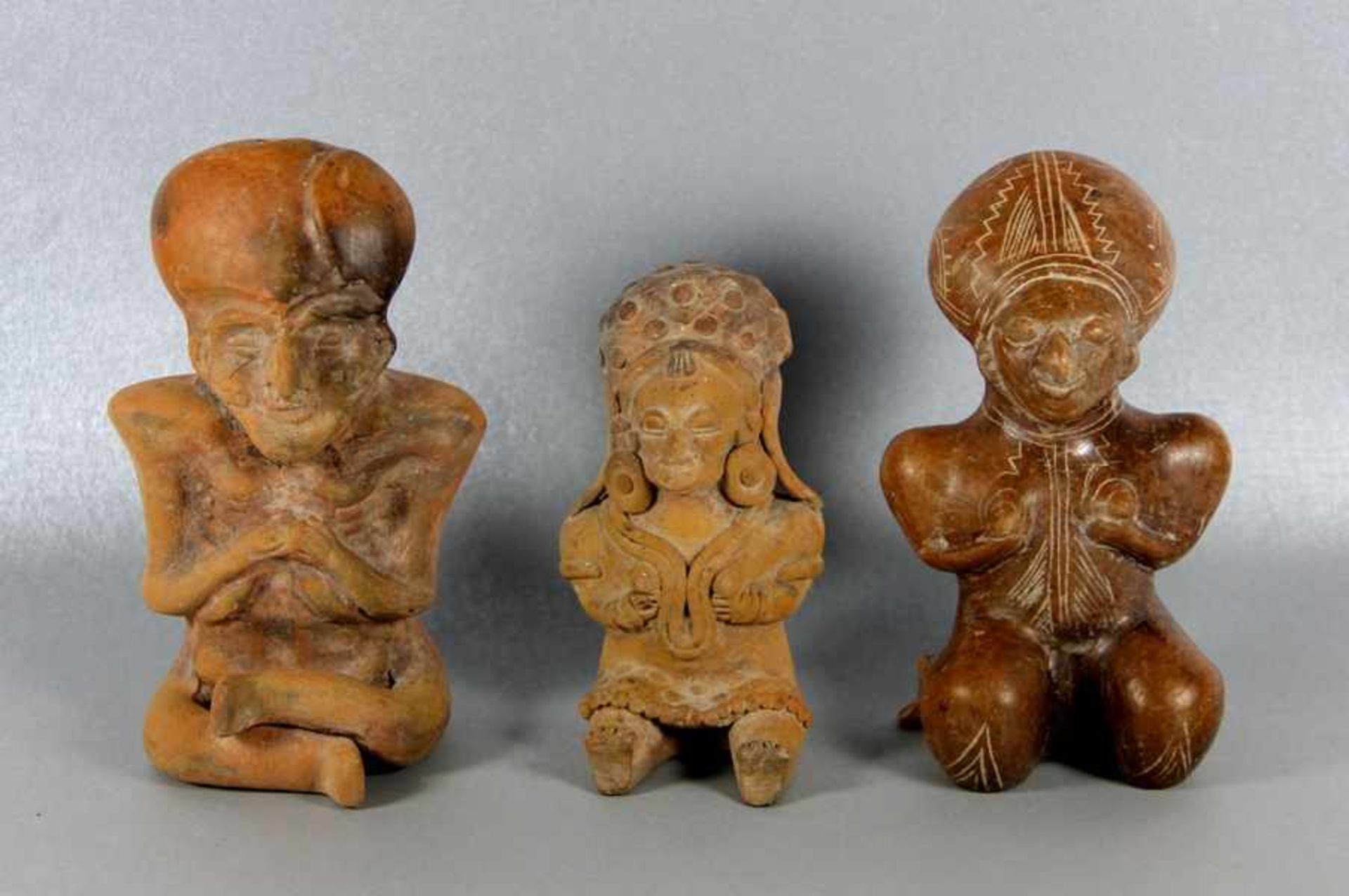 Konvolut Terrakottafigurenwohl Südamerika, 3 Terrakottafiguren im Stil präkolumbianischer Kunst,