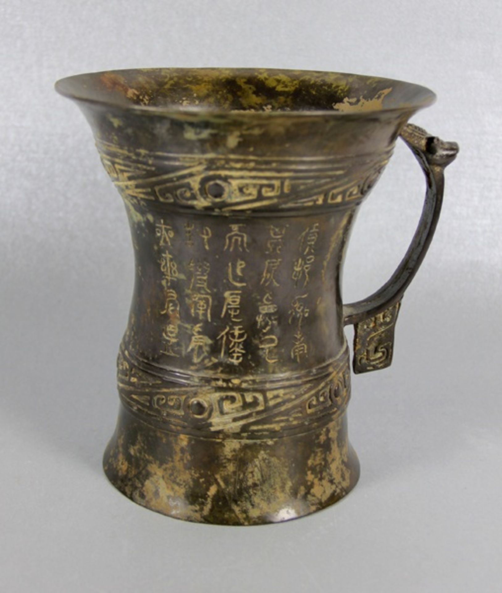antikes asiatisches Weingefäßwohl Heian-Periode, wohl Japan, Bronze, Weingefäß mit einem Bandhenkel,